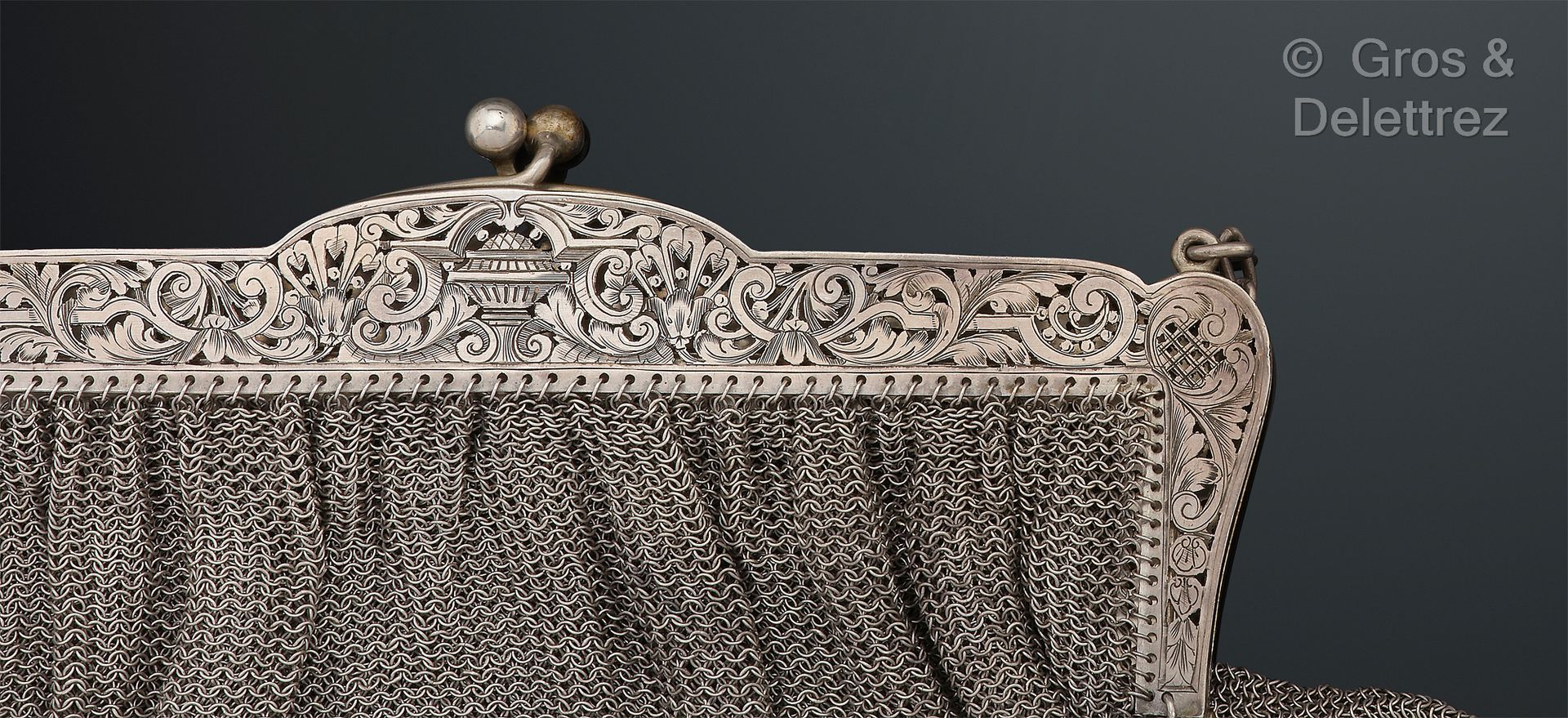 Null Importante borsellino in argento con catena. Dimensioni: 17 x 22 cm. D. 456&hellip;