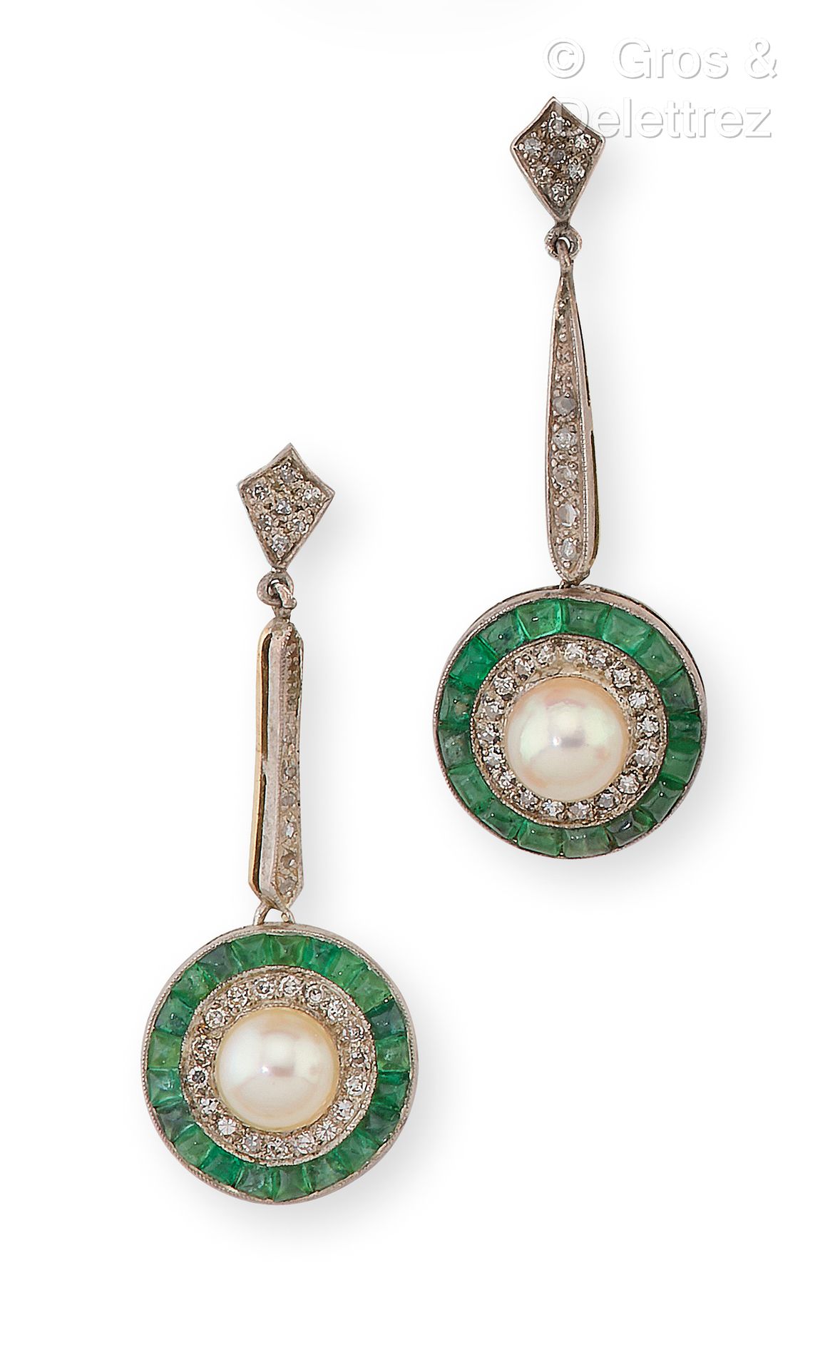 Null 一对黄金和银的耳环，拿着一个圆形的图案，上面装饰着一颗养殖珍珠，双双镶嵌着8/8钻石和甘蔗绿宝石。19世纪末的作品。长度：3.5厘米。毛重：6.8克。