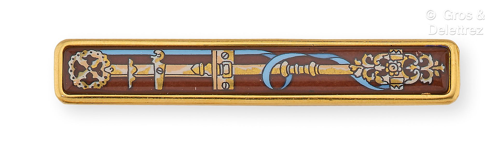 HERMES 鎏金金属 "Barrette "胸针，上面有一个棕色背景的多色珐琅板，代表一把钥匙（珐琅质缺失）。签名：Hermès。长度：6厘米。