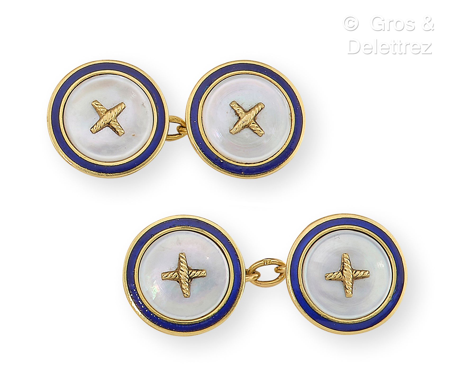 Null Pair of yellow gold cufflinks, the mother-of-pearl-set design underlined by&hellip;
