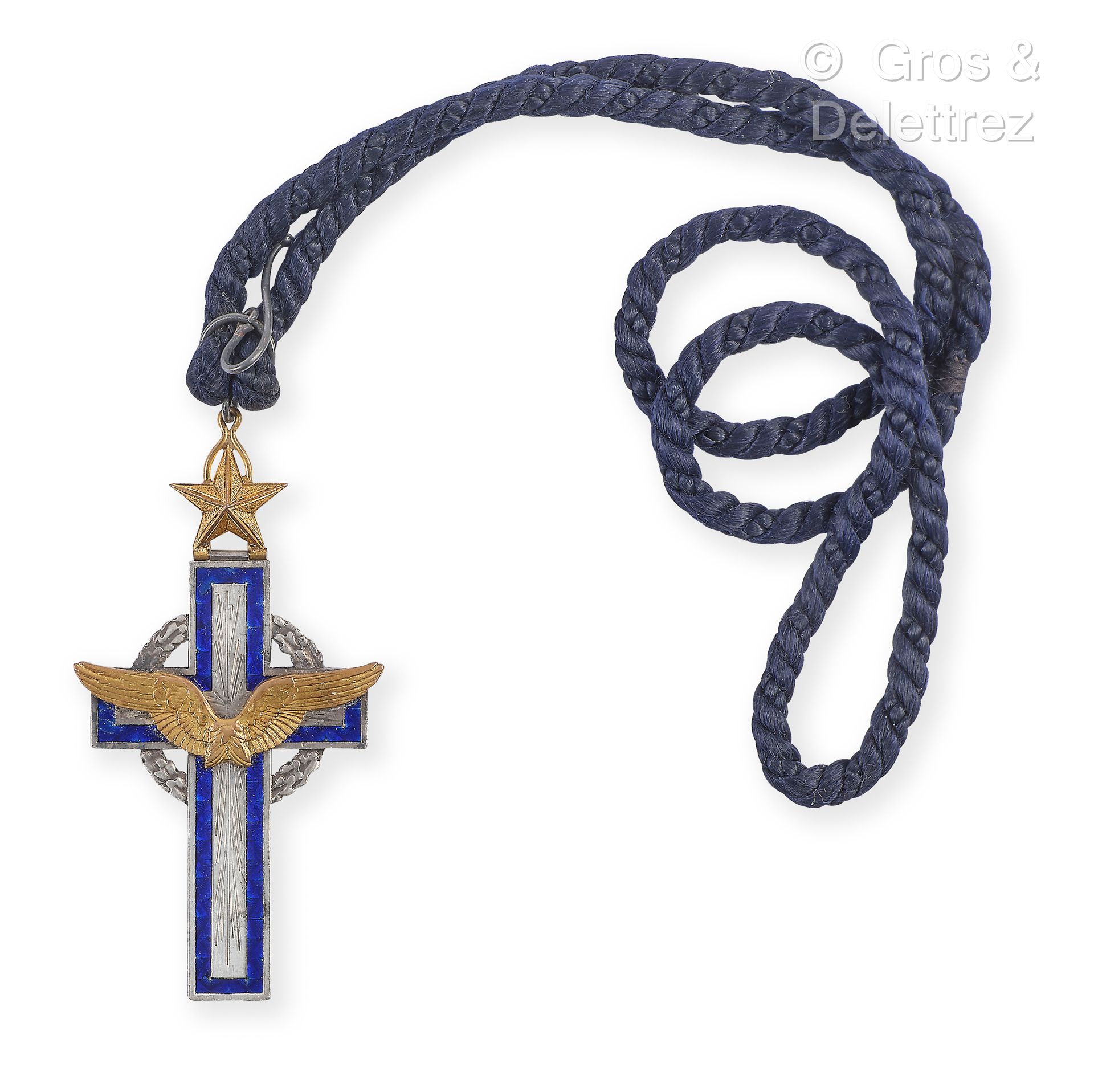 Null 法国空军牧师的十字架，银色和鎏金青铜，部分为蓝色珐琅。有其蓝色的悬挂绳。

20世纪中期。

10,4 x 5,5 厘米。珐琅质的事故和修复。