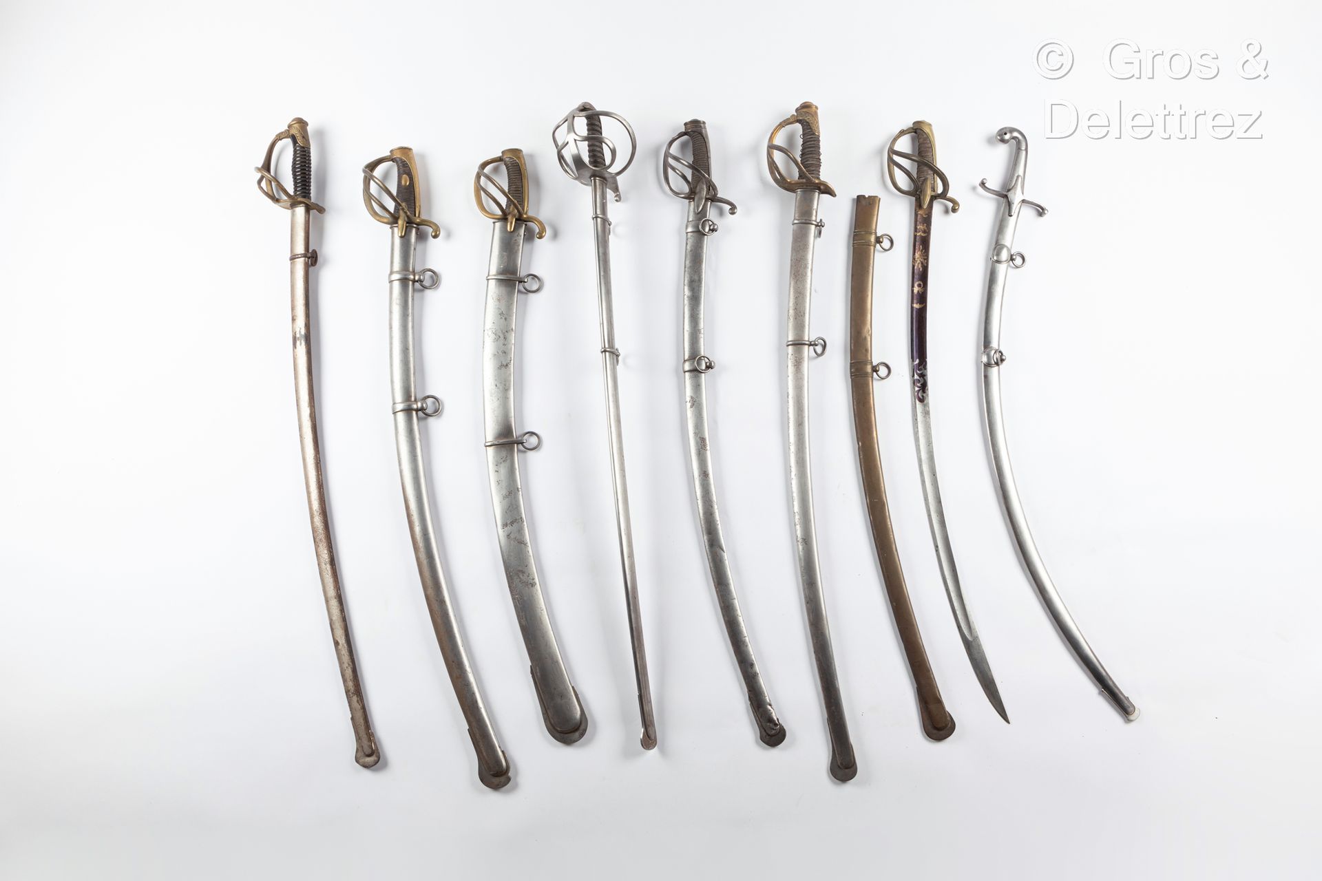 Null 东方风格的骑兵军官剑，铁制框架；全铁制剑鞘，有两个凸起和两个手镯。

约1830/1850年，可能是外国的。