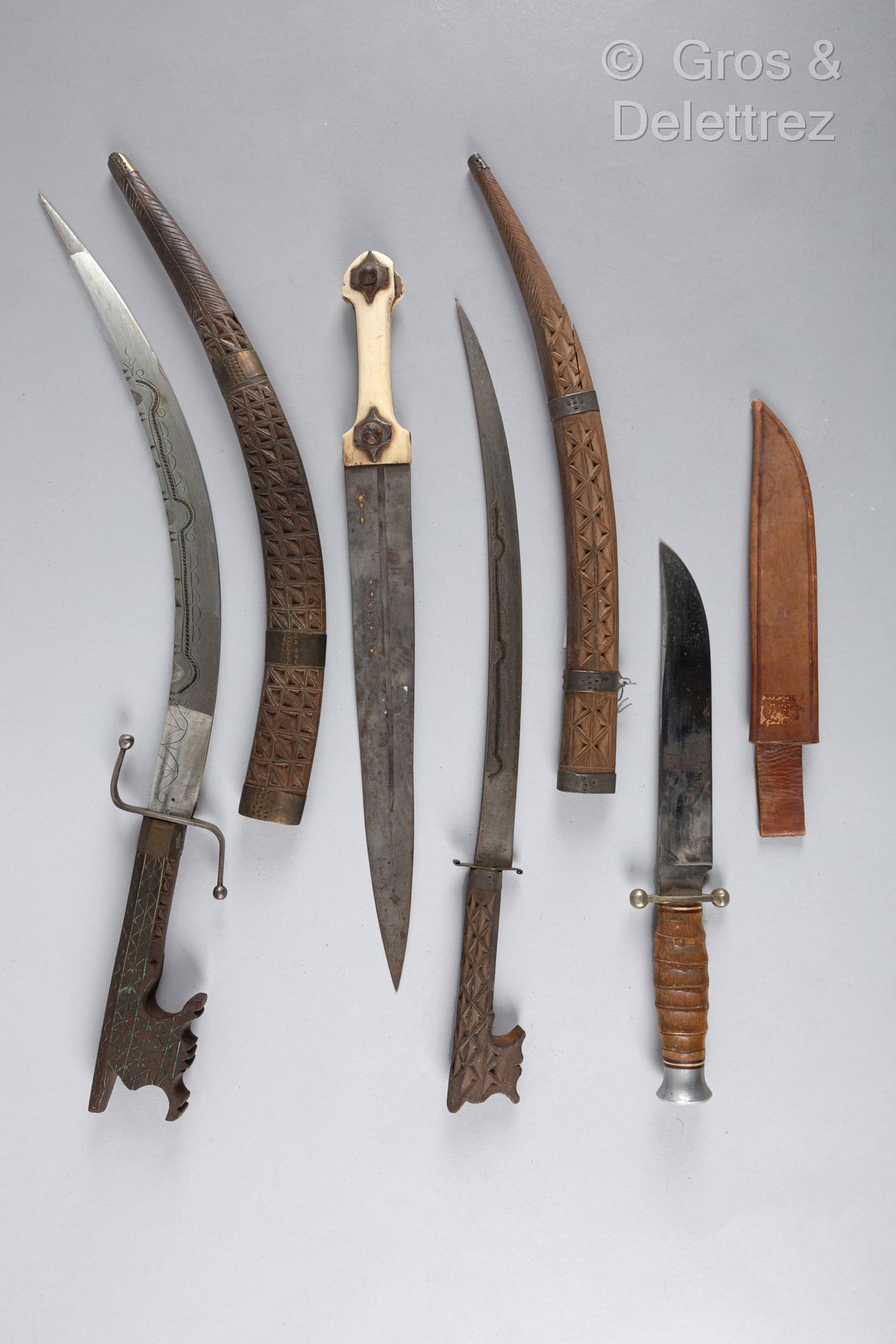 Null 四把带刃的手枪：两把阿尔及利亚匕首，雕刻的木制护手和刀鞘；弯曲的、雕刻的刀片；一把kindjal，手柄上有骨片；刀片的一侧有小的金色装饰（没有刀鞘）和&hellip;
