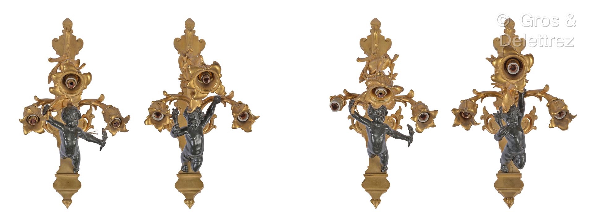 Null 一套四件镀铜和镀金的青铜三灯壁灯，描绘了飞行中的爱情，手持火把。

洛可可风格

50 x 24 厘米