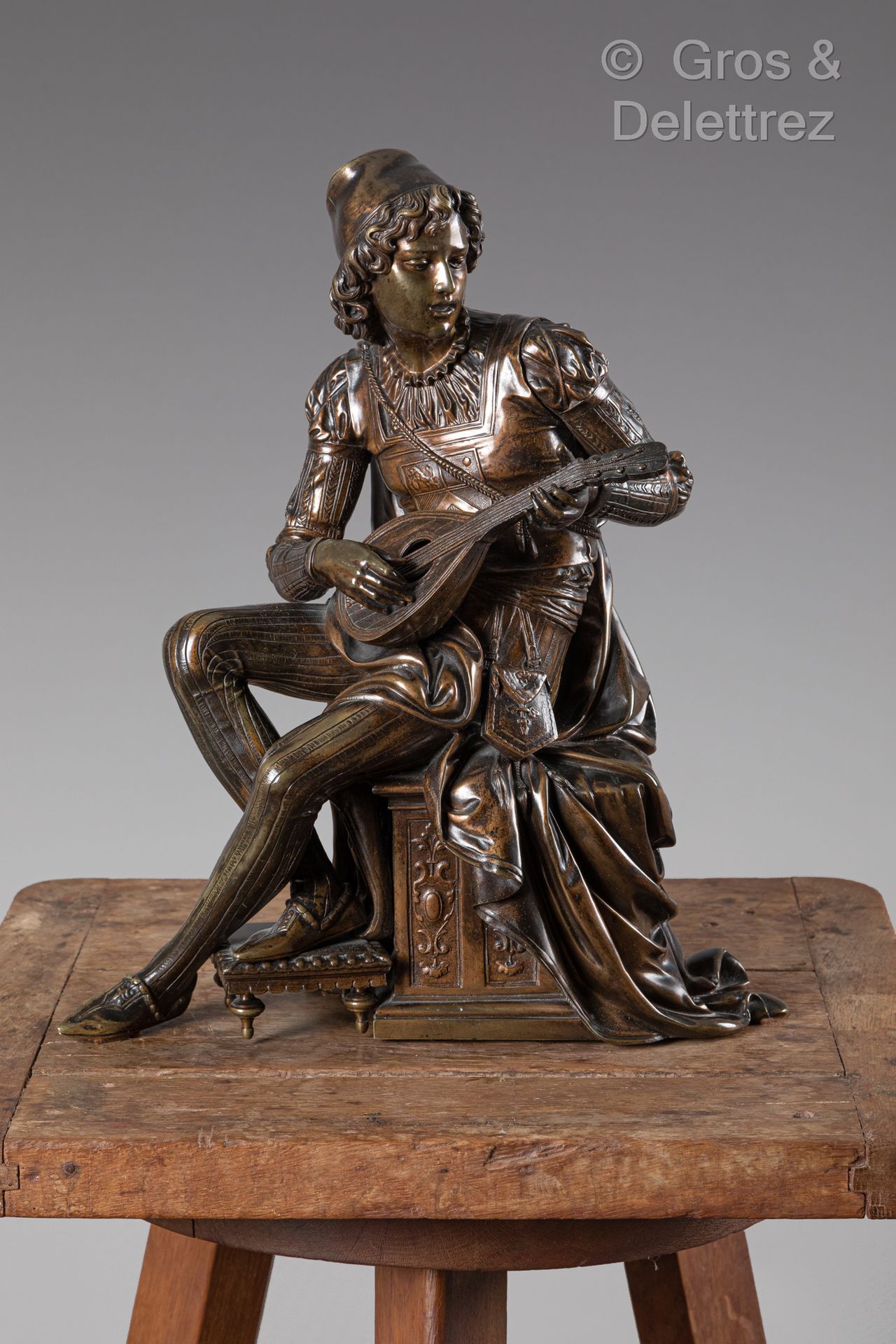 École italienne, seconde moitié du XIXe 年轻的佛罗伦萨人穿着丰富的文艺复兴时期的服装，坐在那里演奏曼陀林。

青铜色，有&hellip;