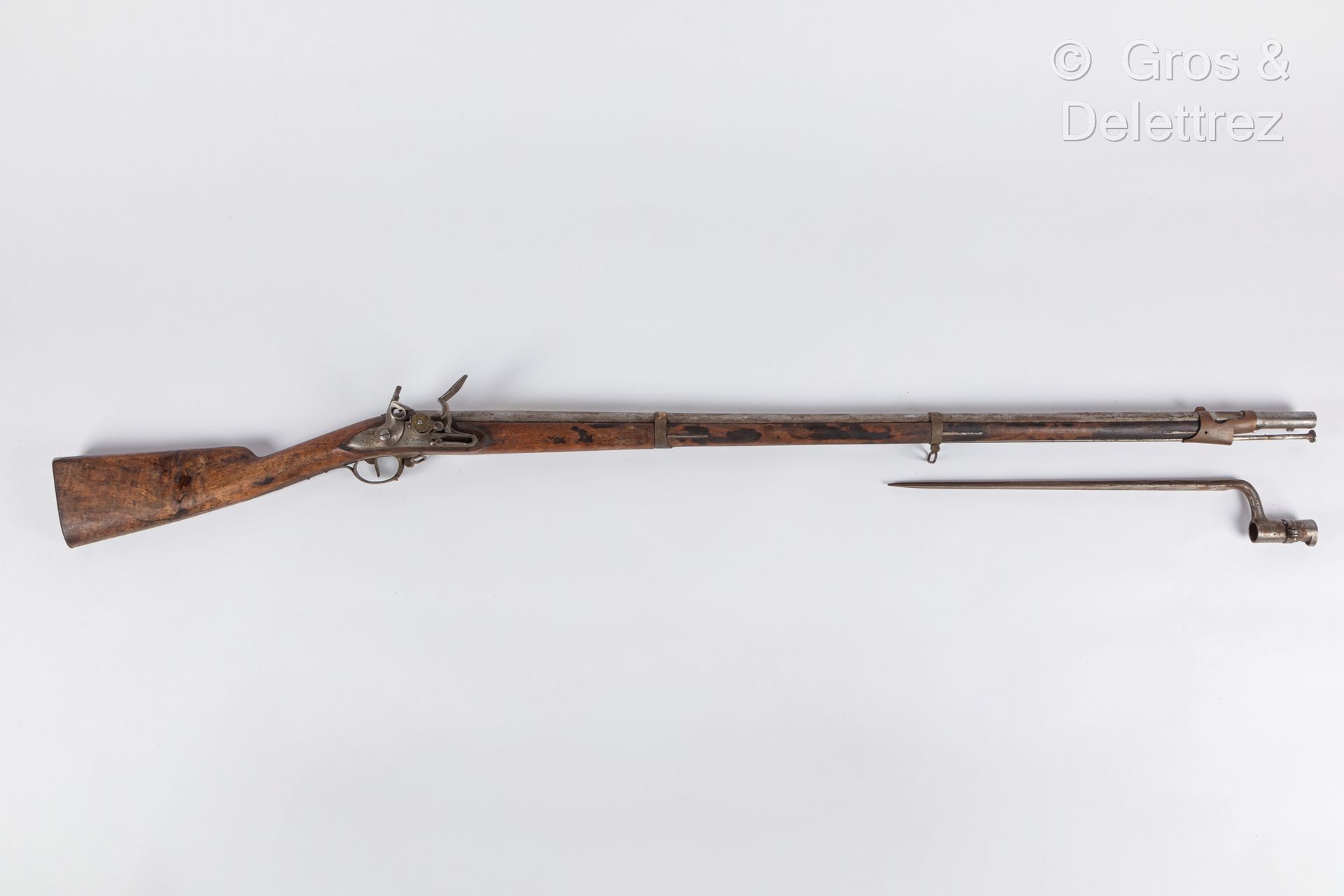 Null 国民警卫队的燧发枪，仿照国王保镖的模式，是第二种类型的燧发枪；带有夏尔维尔皇家制造的鼓的锁；带有刺刀。