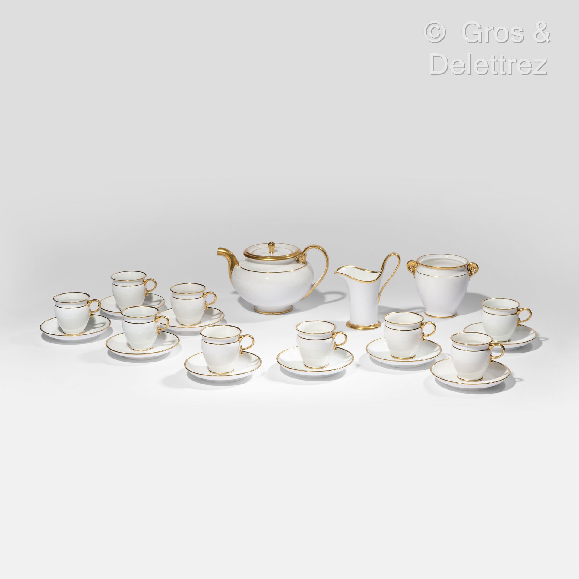 Null Sèvres

金丝装饰的瓷器茶具的一部分，包括一个有盖茶壶，一个有盖糖罐，一个牛奶罐，十个杯子和十个茶碟。

标识：塞夫勒LP加冕的1846年金币。&hellip;