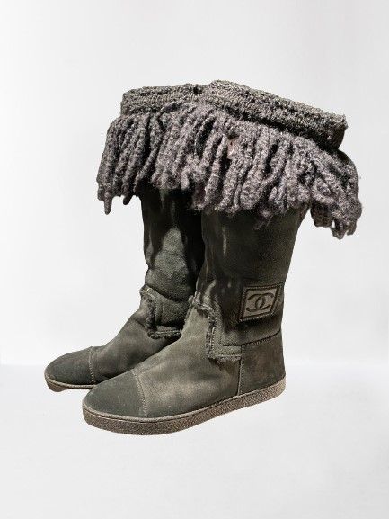 CHANEL Par de botas en ante de cordero negro y piel de oveja de color, tobillos &hellip;