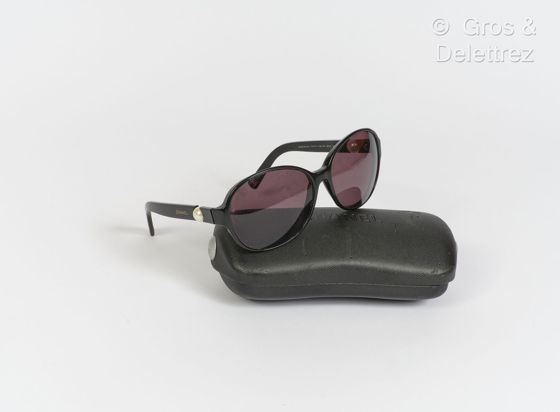 CHANEL Par de gafas de sol de resina negra, cristales ahumados, patillas decorad&hellip;