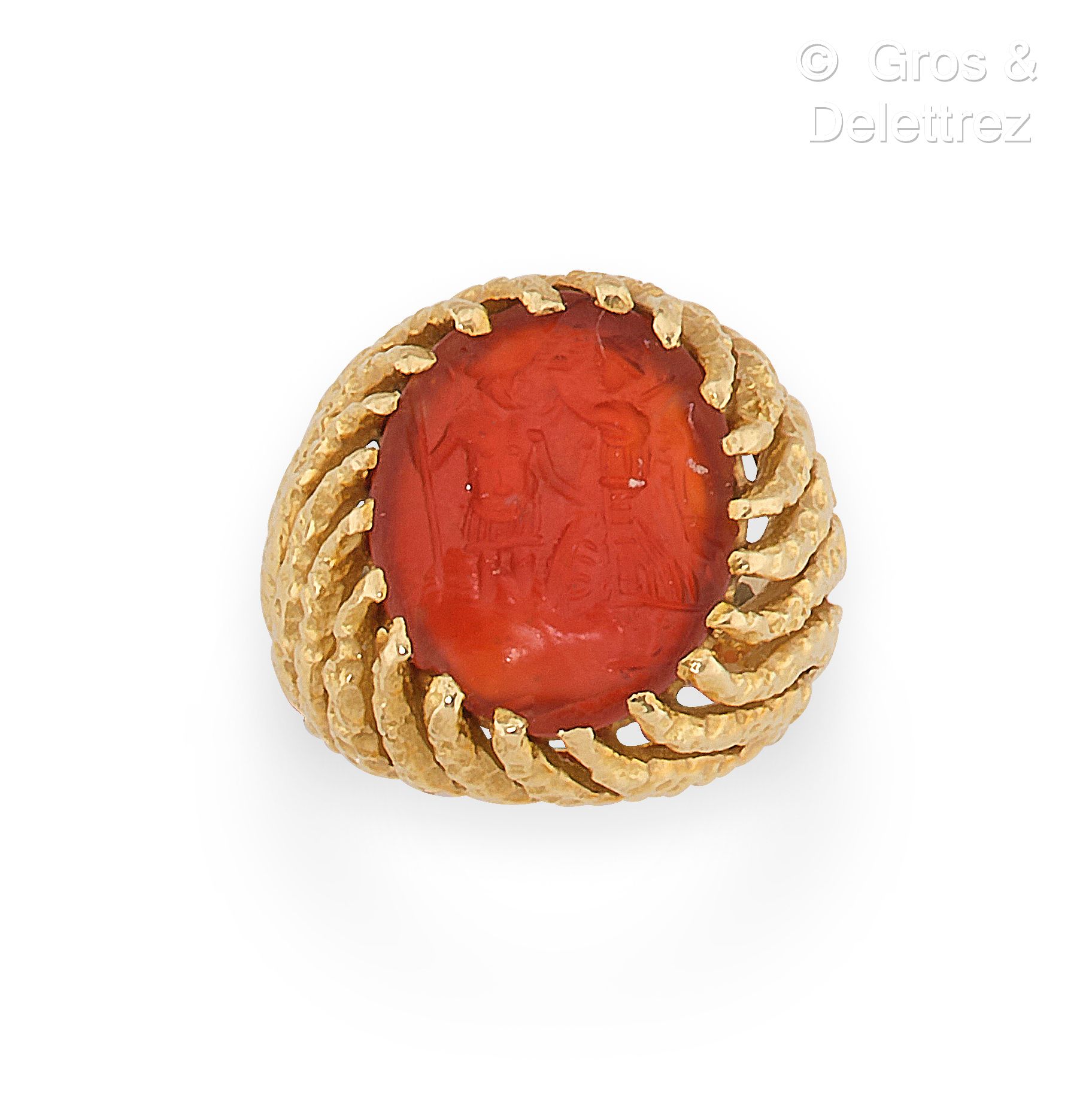 Null 一枚锤制的黄金戒指，上面有代表一男一女的红玉髓凹刻。手指大小：46.毛重：9.9克。(事故)