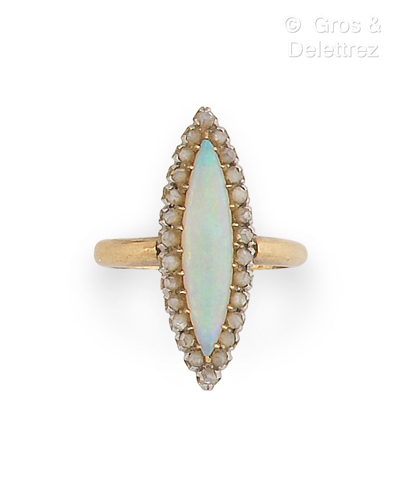 Null Yellow gold and platinum "Navette" ring, set with an opal in a circle of ro&hellip;