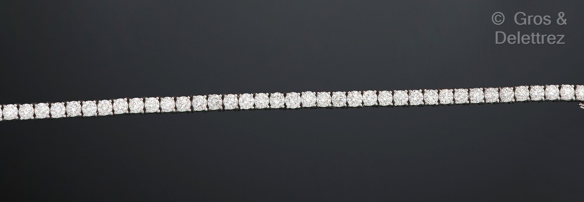 Null Bracelet « Ligne » en or gris, entièrement serti de diamants taillés en bri&hellip;