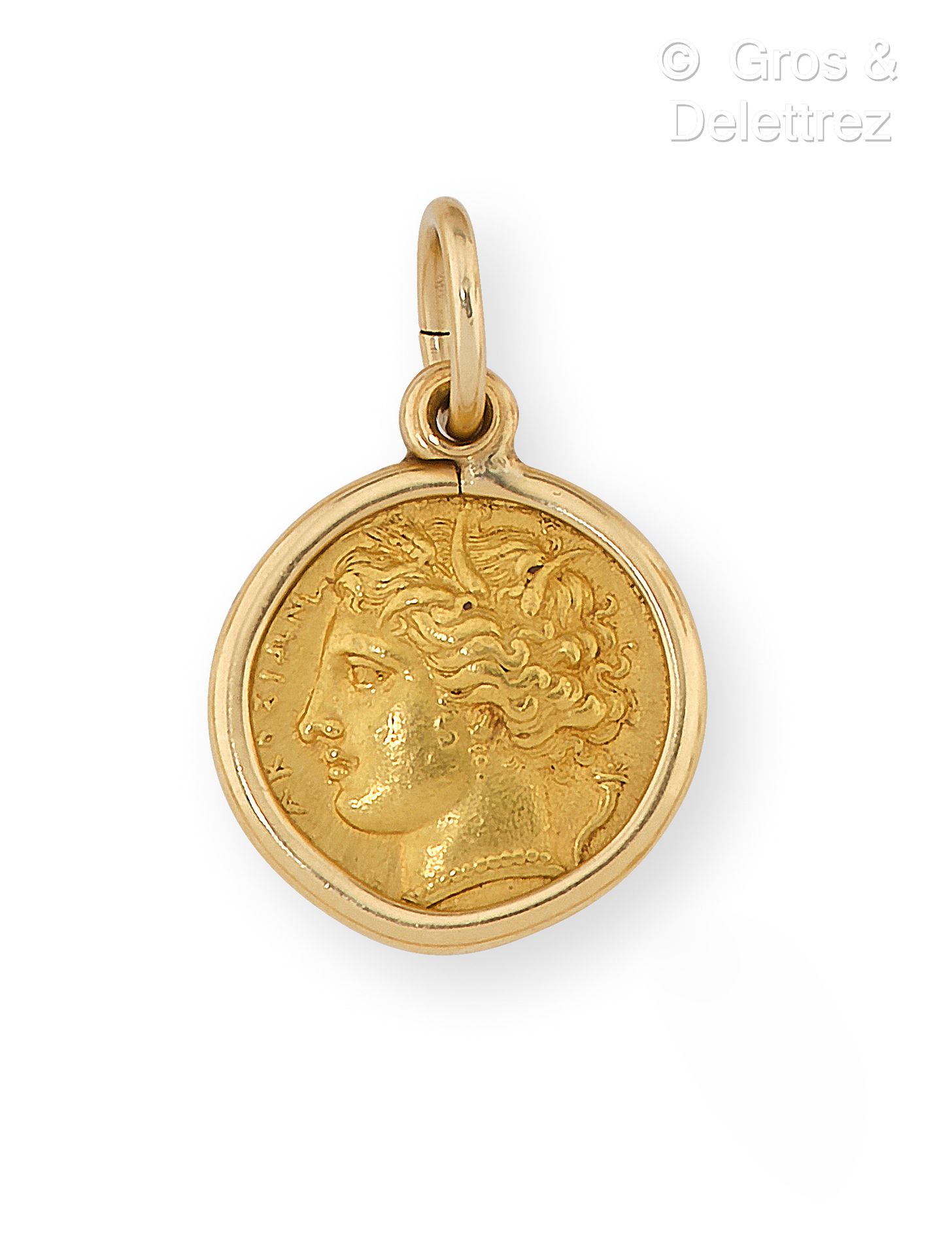 Null 黄金吊坠，上面有一枚希腊硬币。扣子是14K金的。长度 : 2,6 cm。D. 6,1克。