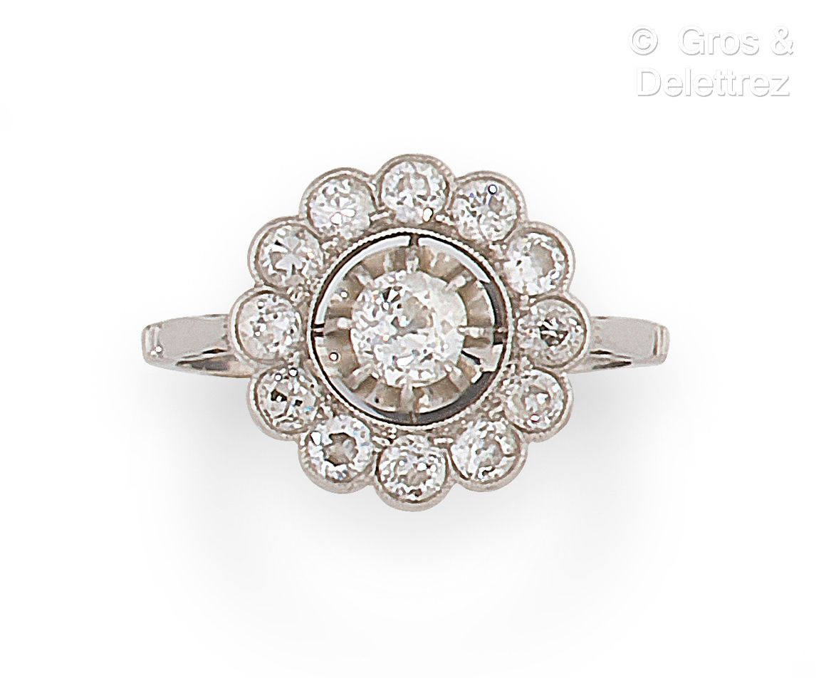 Null 铂金 "花 "戒指，在一个由较小的钻石组成的多棱镜中镶嵌着一颗老式切割钻石。手指大小：55。毛重：3.9克。