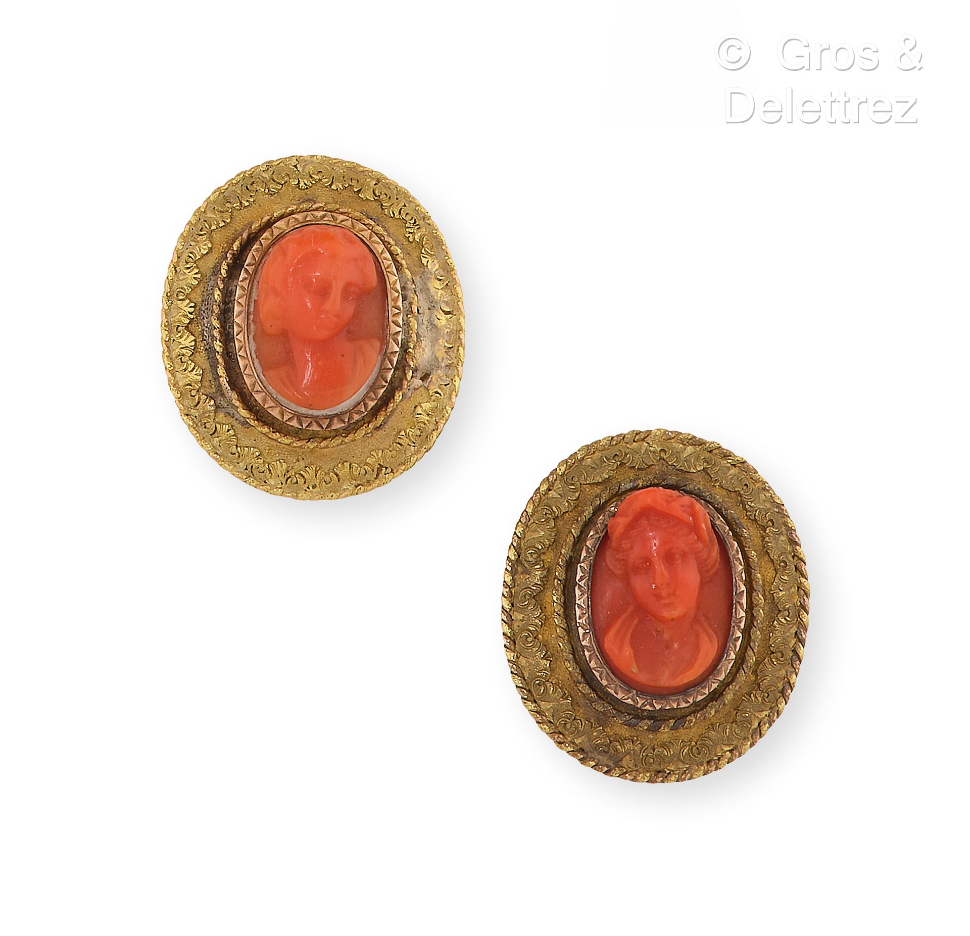 Null Pair of 14K yellow gold cufflinks, each set with a cameo on coral represent&hellip;