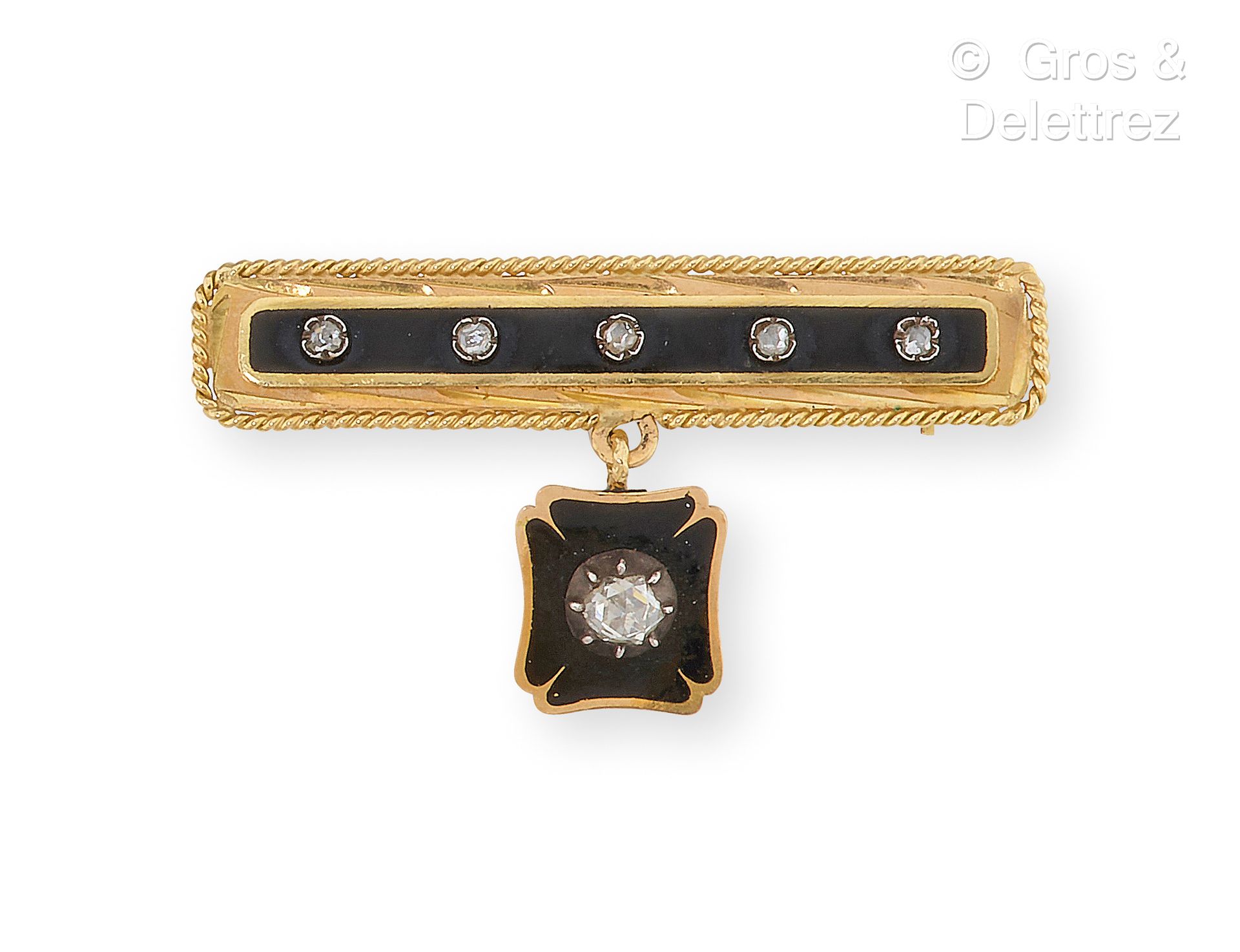 Null Barette "黄金胸针，部分为黑色珐琅，突出老式切割钻石。它承载着一个黄金板，也是珐琅质的，并镶嵌着一颗较大的钻石。长度：4厘米。毛重：5.9克。
