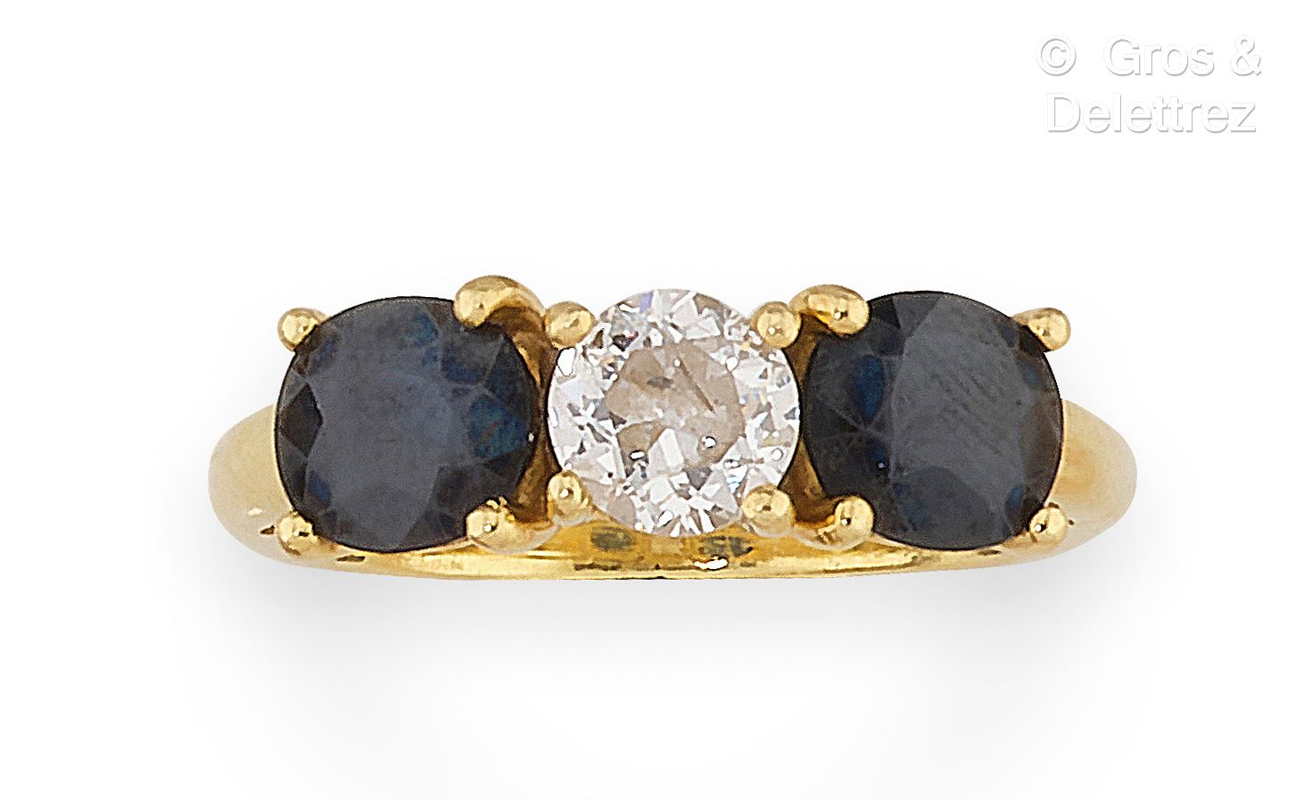 Null 黃金戒指，鑲嵌一顆明亮式切割鑽石和刻面的橢圓形藍寶石。手指大小：51。毛重：5.2克。