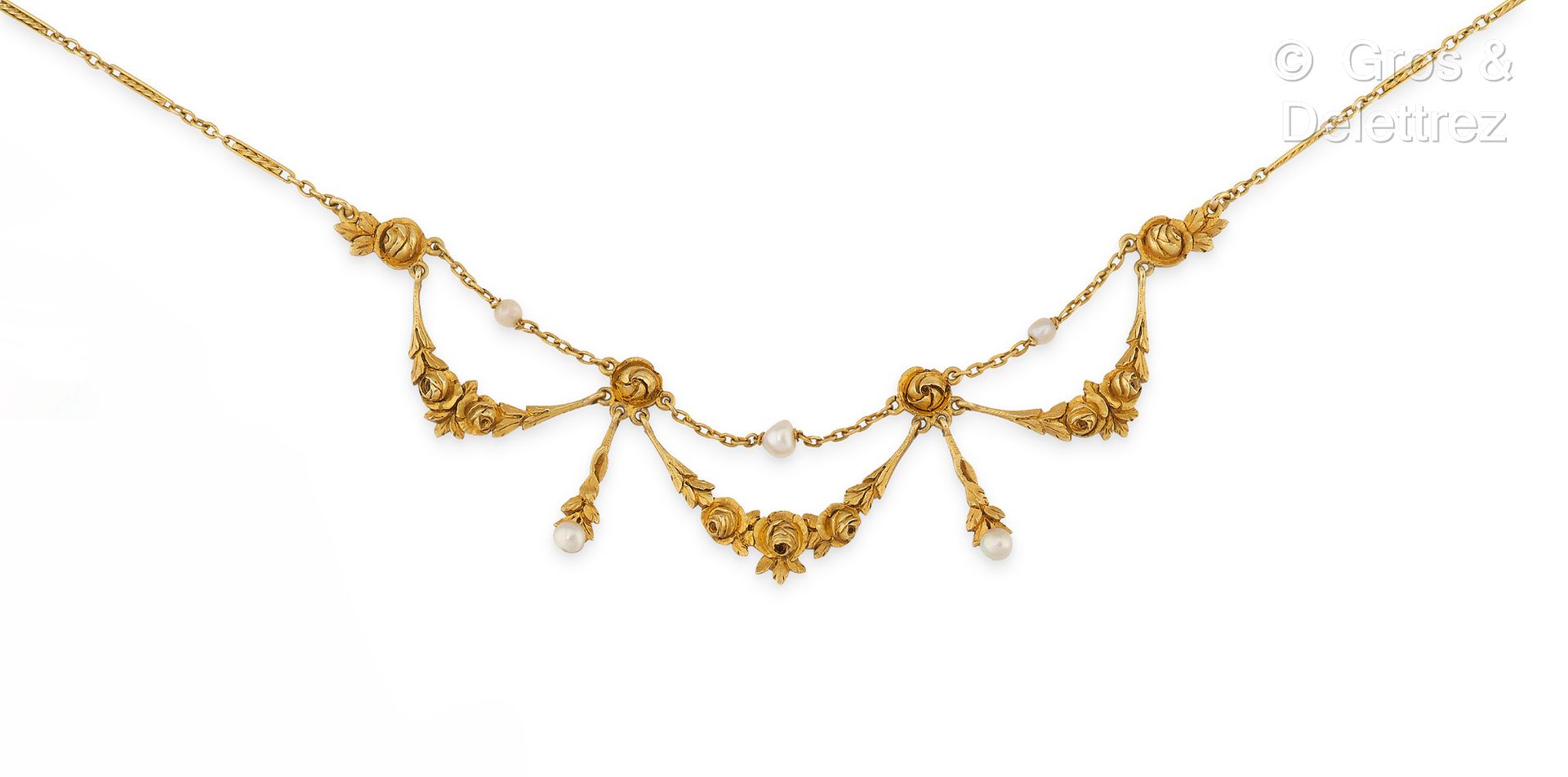 Null 黄金 "Drapery "项链，雕刻着玫瑰花，与可能是精美的珍珠交替出现。长度：43.5厘米。毛重：13.2克。