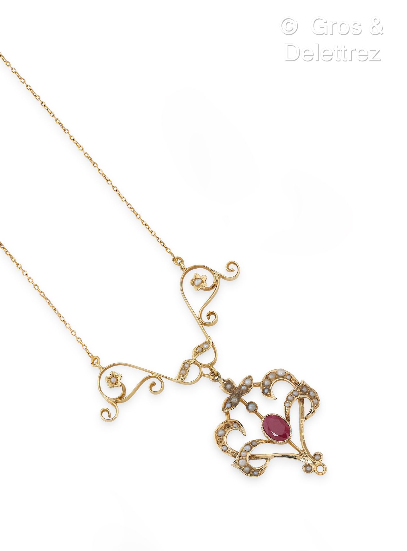 Null 9K黄金项链，有花和叶子，镶有一颗红宝石和半颗珍珠。长度：40厘米。毛重：6.4克。
