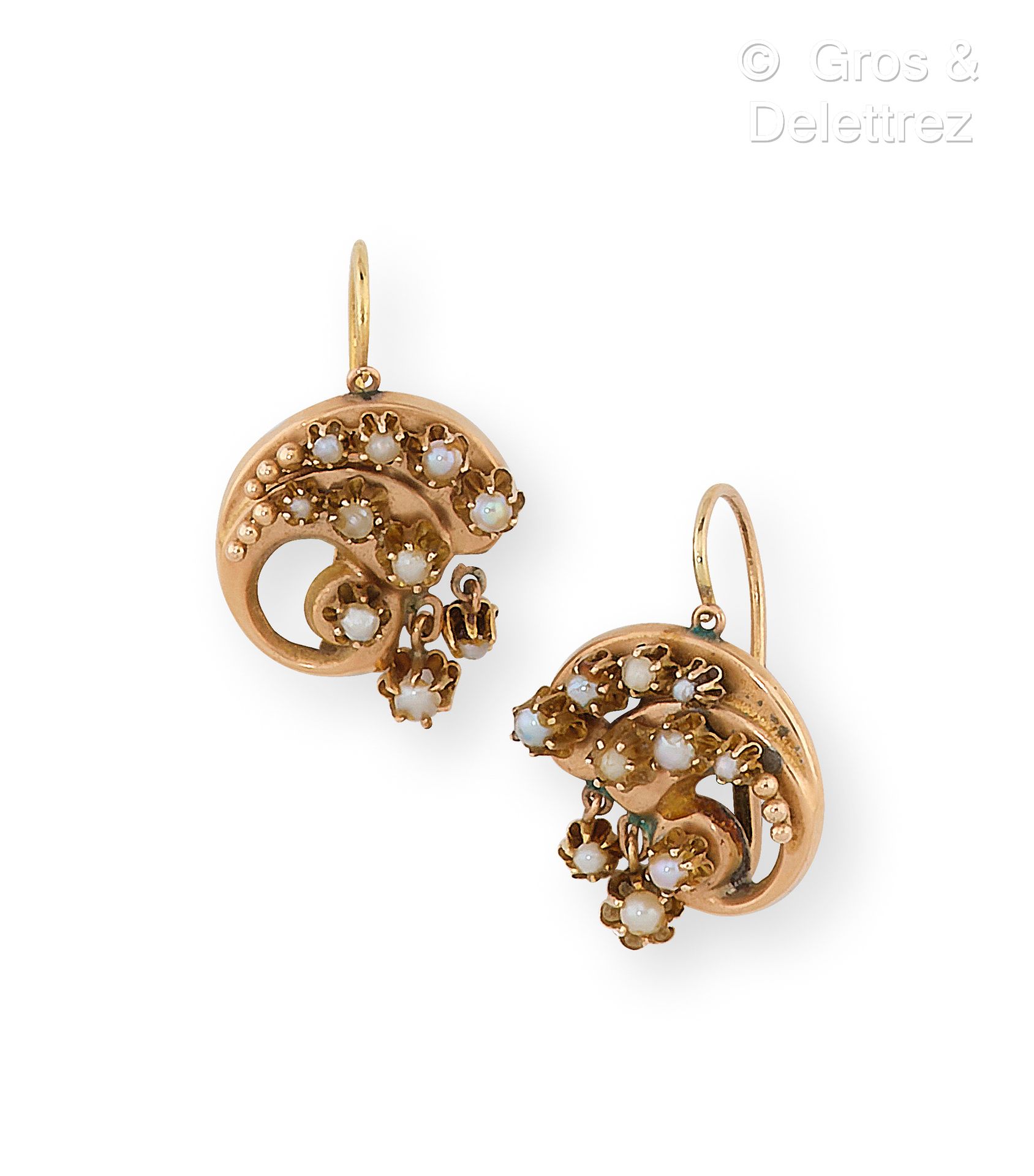 Null 一对9K黄金 "Dormeuses "耳环，镶嵌着一卷精美的珍珠，其中一些珍珠被挂在吊坠上。修复。长度：2.5厘米。毛重：4.6克。