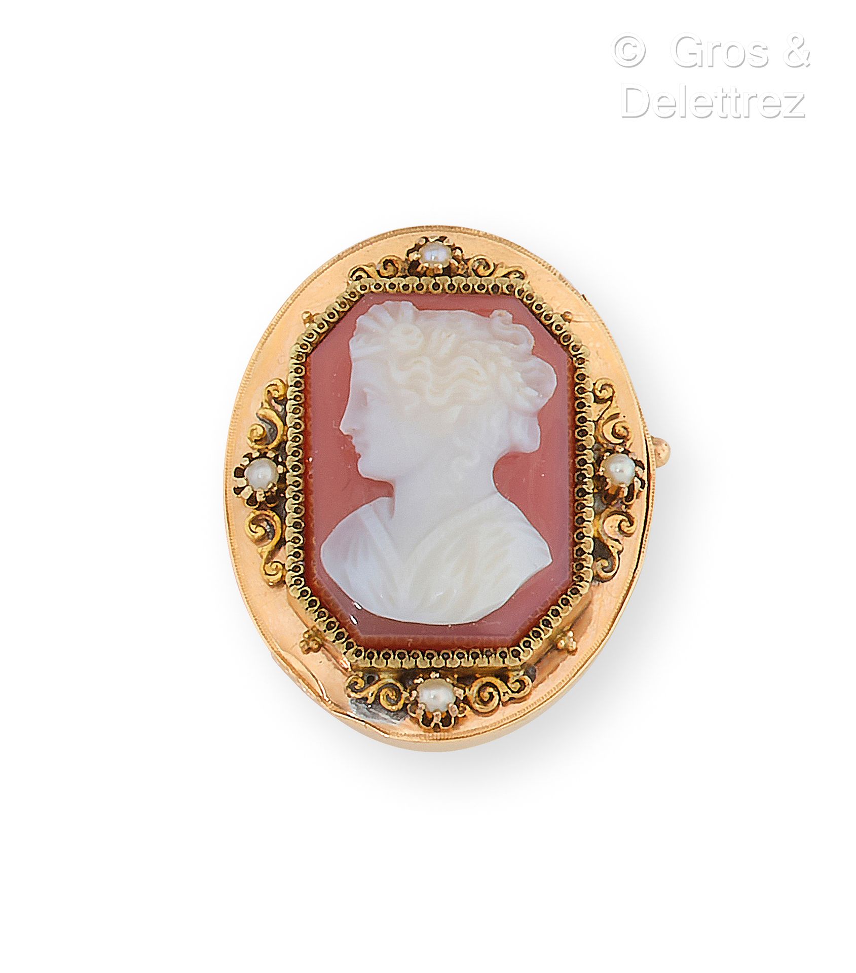 Null Brooch in yellow gold, decorated with a cameo on agate in a setting of four&hellip;