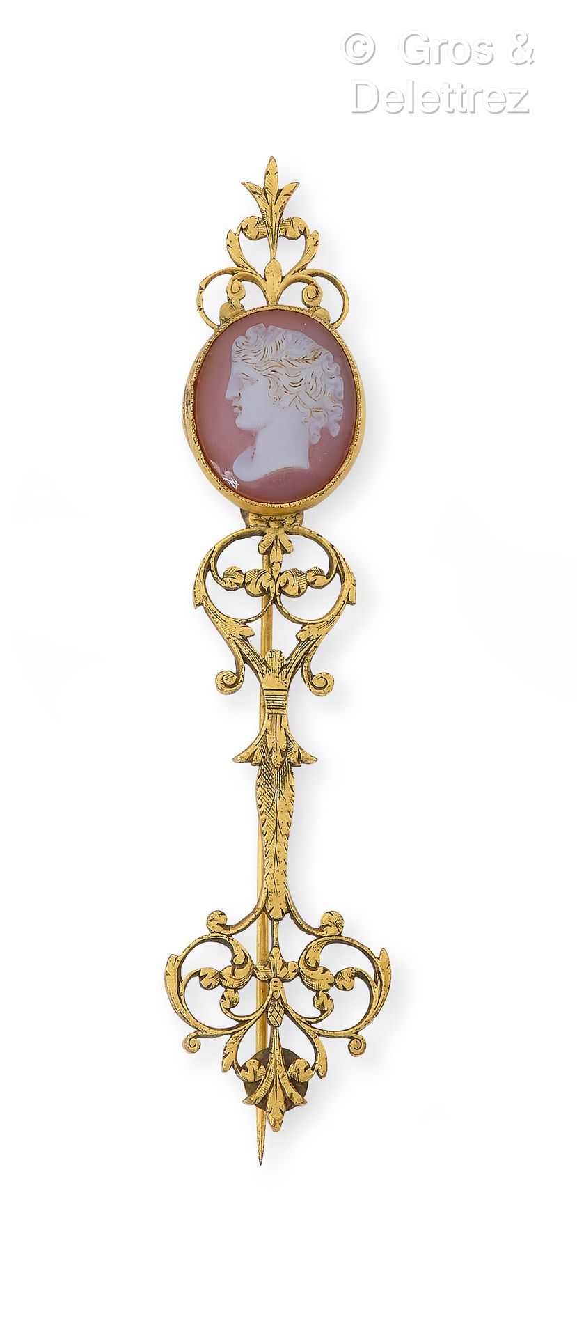 Null Brooch in yellow gold, decorated with a cameo on agate. Length : 9,5 cm. Gr&hellip;