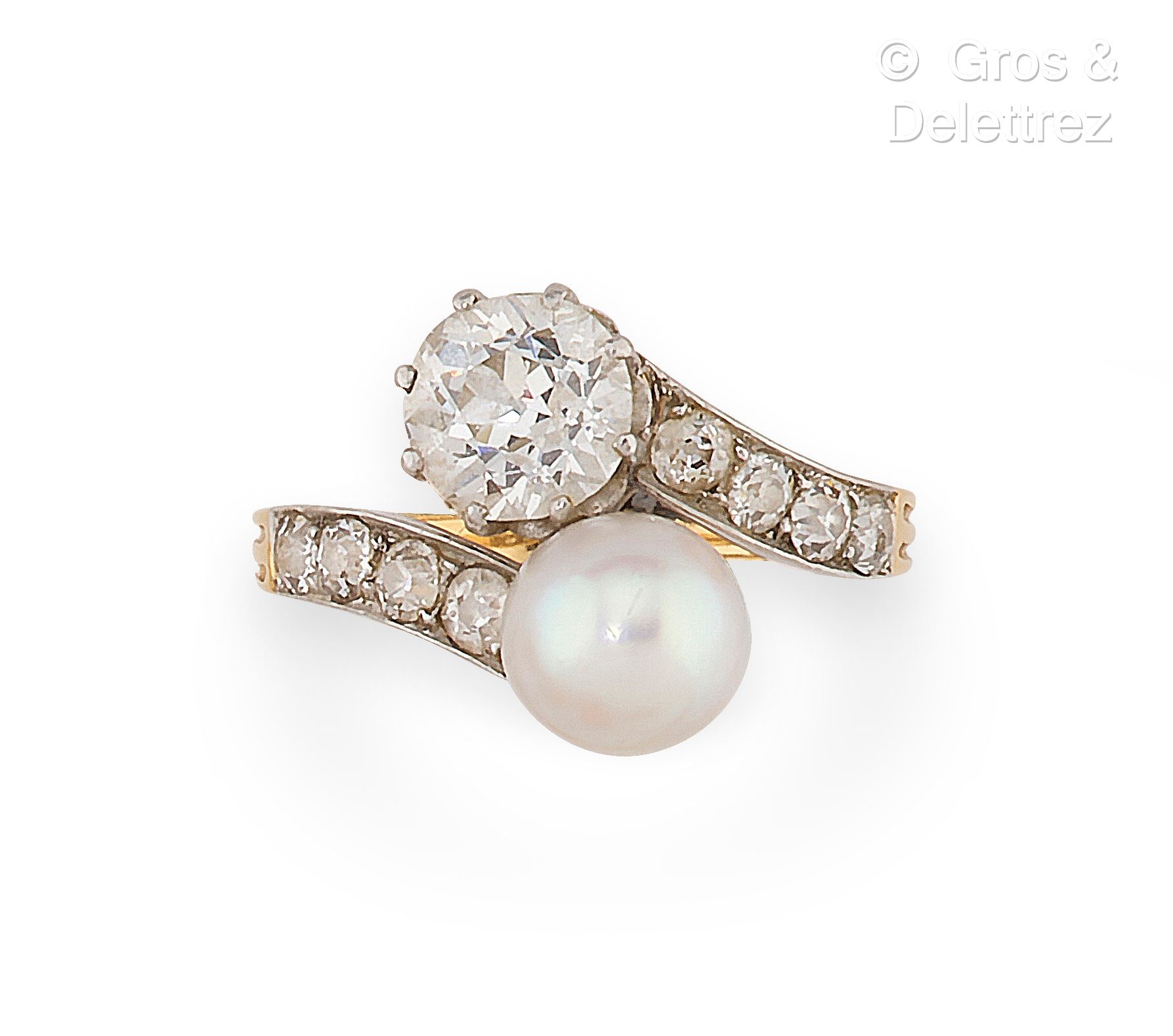 Null 黄金和铂金 "Toi et Moi "戒指，镶嵌着一颗养殖珍珠和一颗老式切割钻石，周围有更小的钻石。 
钻石的重量：约1.40克拉。 
手指大小：54&hellip;