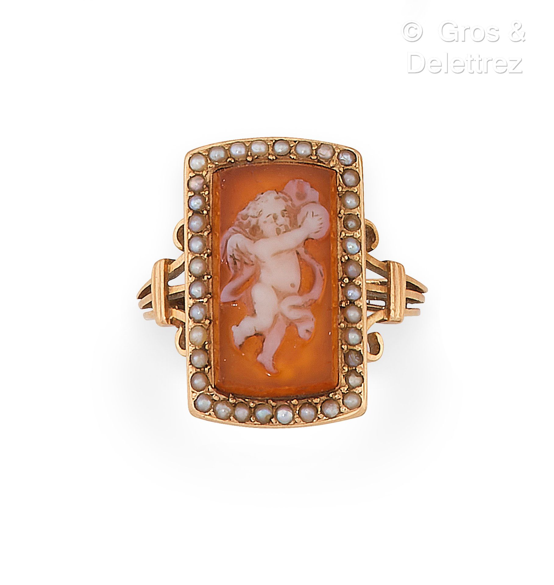 Null 玫瑰金戒指上有一个浮雕的长方形玛瑙，代表一个小天使，有一个精致的珍珠框架。手指大小：46.毛重：3.6克。