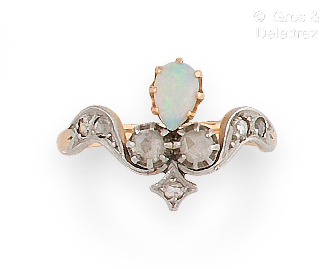 Null Yellow gold "Duchess" ring, set with an opal and rose-cut diamonds. Finger &hellip;