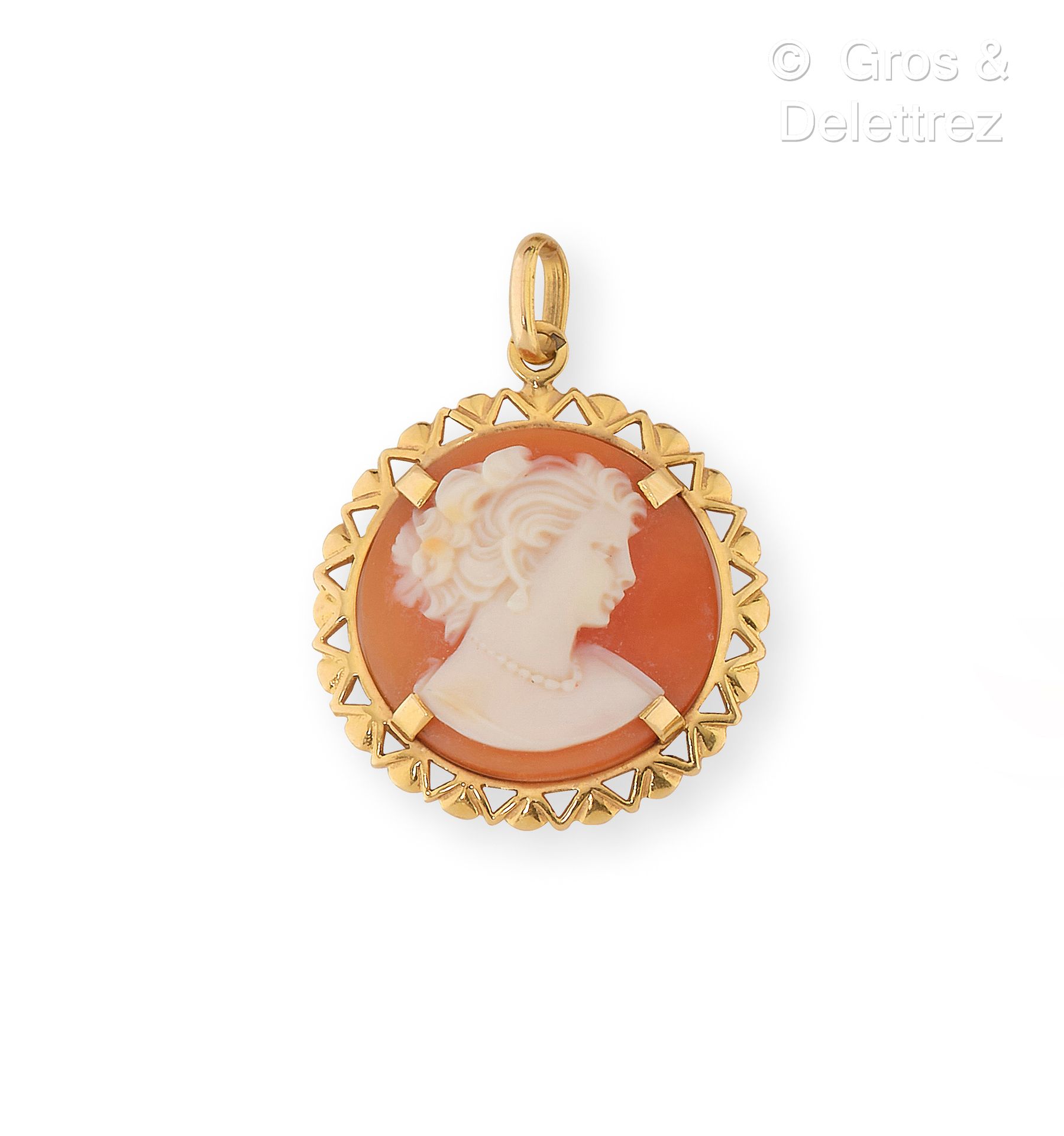 Null Yellow gold pendant with openwork decoration, decorated with a cameo shell &hellip;