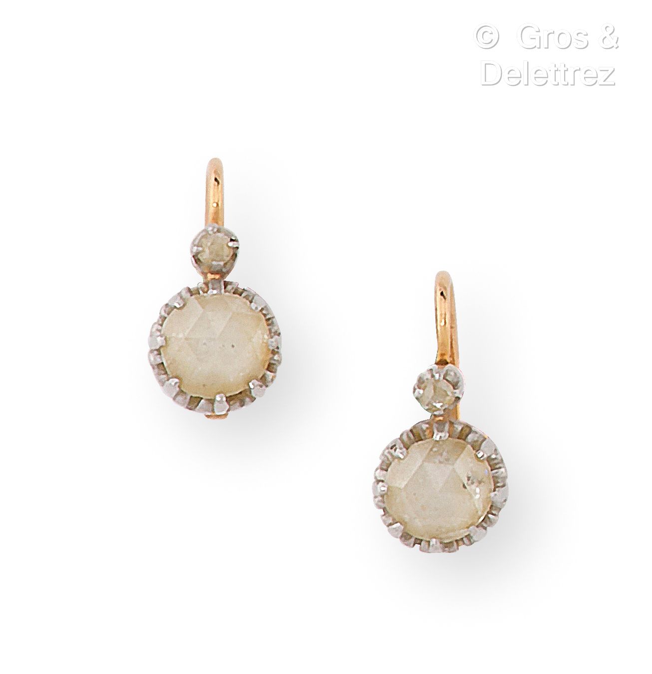 Null Ein Paar "Dormeuse"-Ohrringe aus Gelbgold, verziert mit Diamanten in Altsch&hellip;
