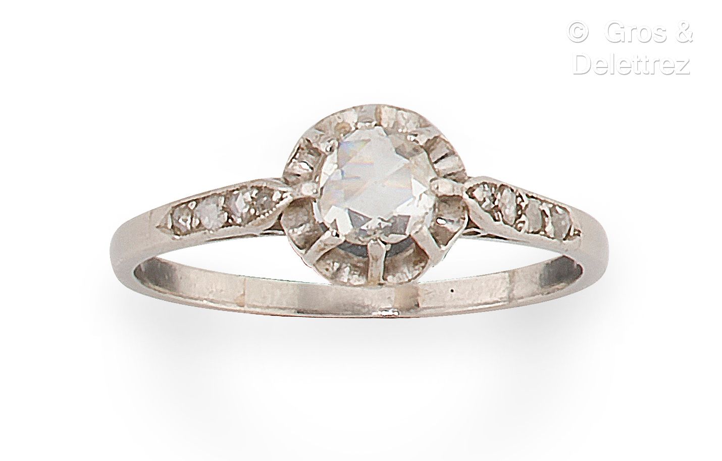 Null 铂金 "Solitaire "戒指，镶嵌着一颗玫瑰切割钻石和更小的钻石。手指大小：56。毛重：2.7克。