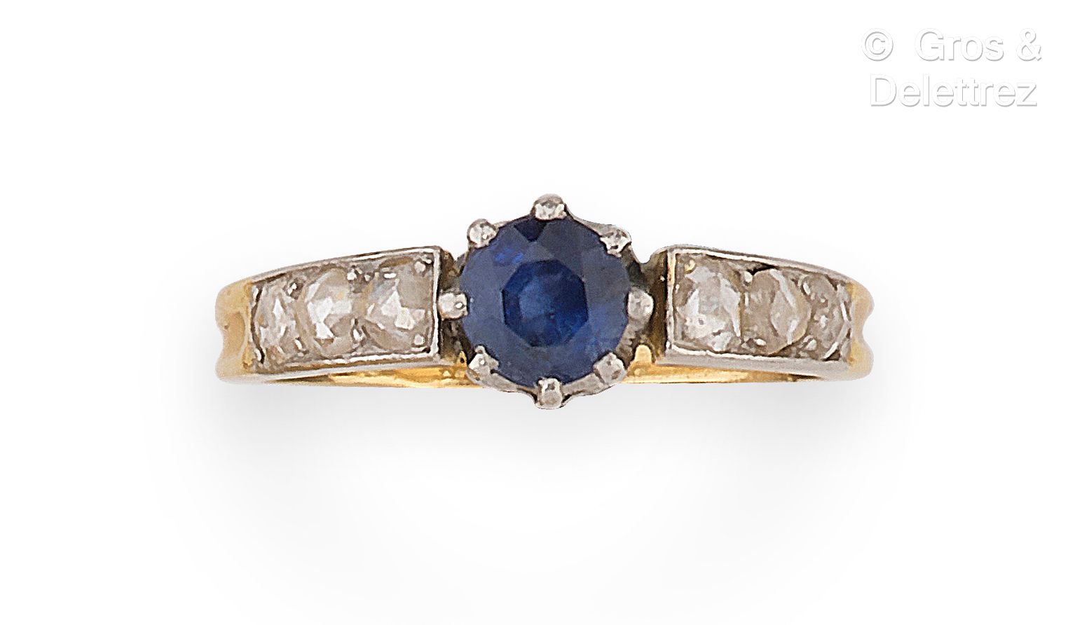 Null 黄金和铂金戒指，镶嵌一颗圆形蓝宝石和玫瑰式切割钻石。手指大小：50。毛重：2.6克。