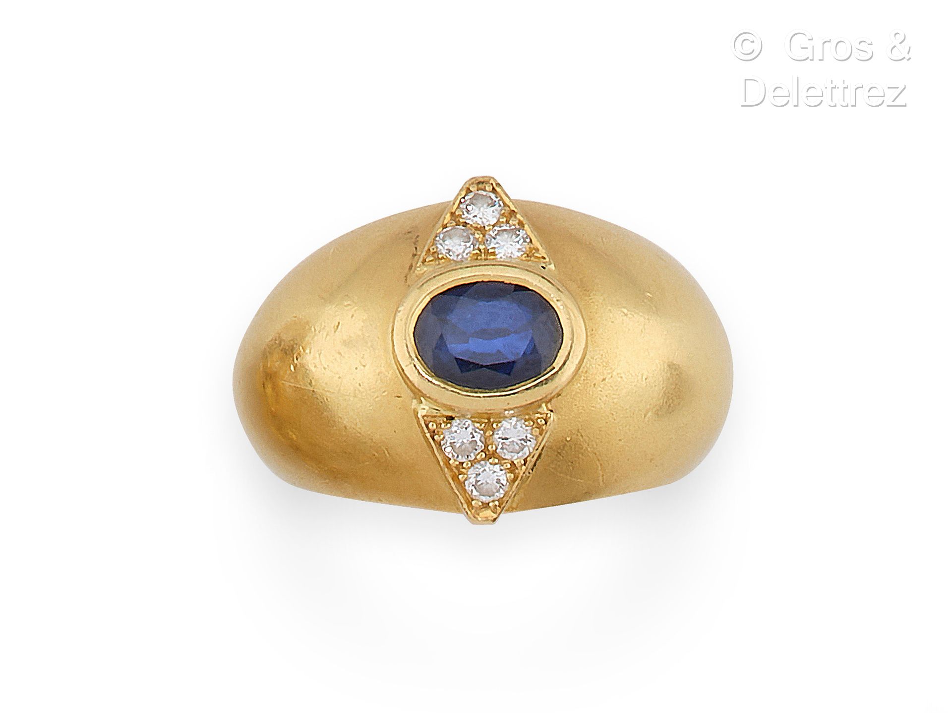 Null 黄金 "Boule "戒指，镶嵌着一颗椭圆形蓝宝石和两个三角形图案，上面镶嵌着六颗明亮型切割钻石。手指大小：51。毛重：13.2克。约1930年。