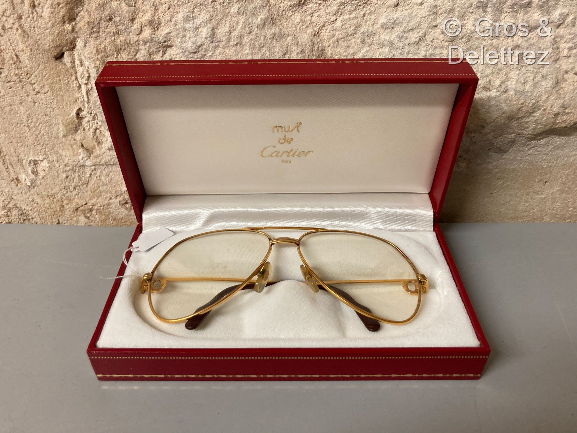Null (E) CARTIER

MUST" gilded steel glasses

Case and certificate of guarantee