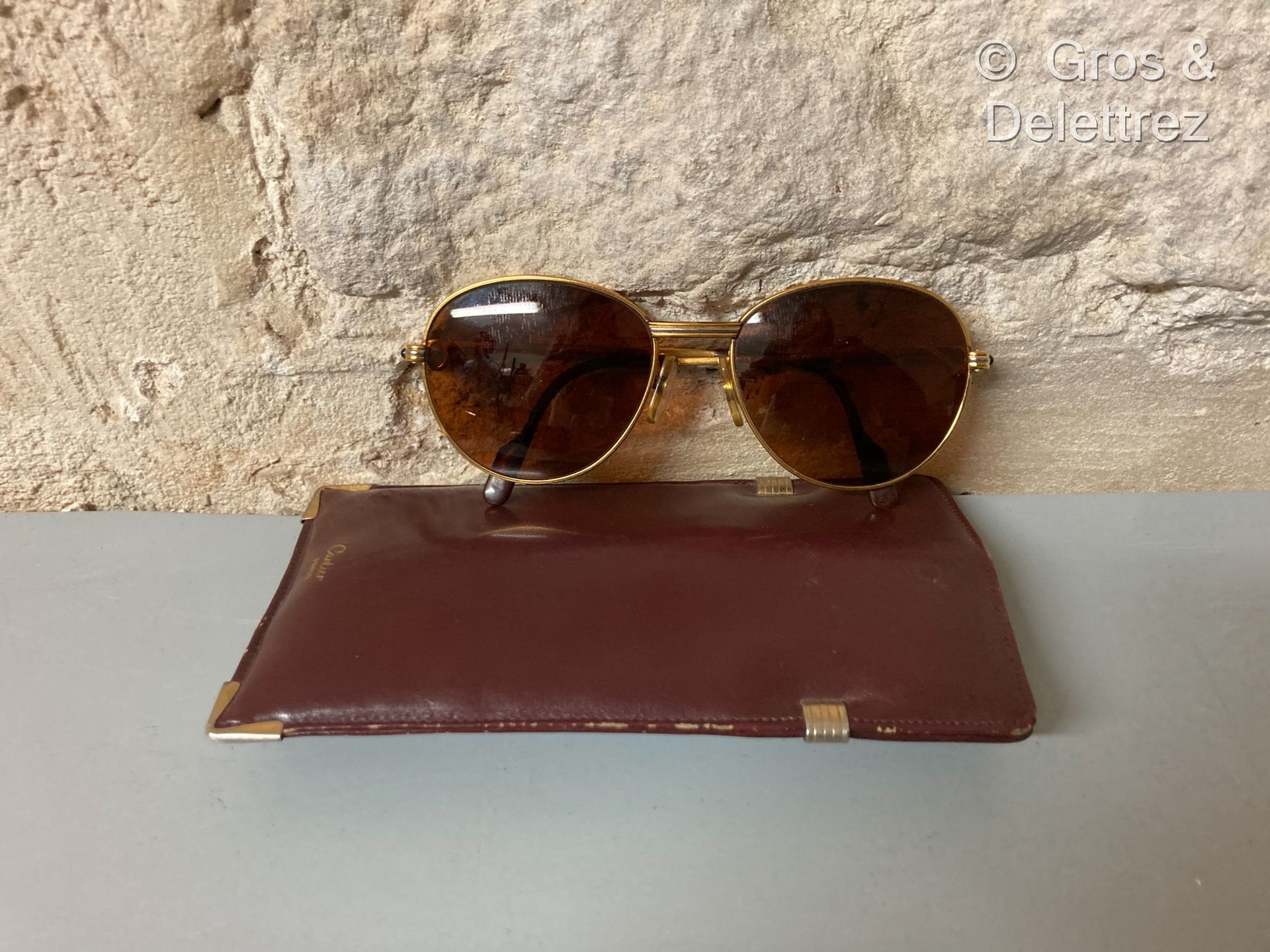 Null (E) CARTIER

Sunglasses "Must" model in gold plated

With pocket