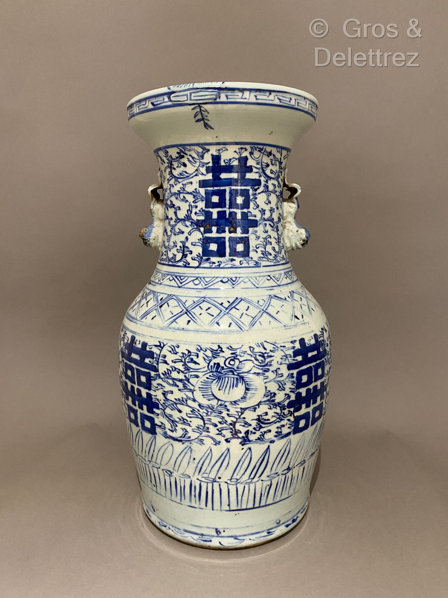 Null (E) 中国。瓷器花瓶，呈柱状，白底上有十字架和花朵。

20世纪初

高度：35厘米。高度：35厘米。穿刺，在颈部的一个r164-图形艺术