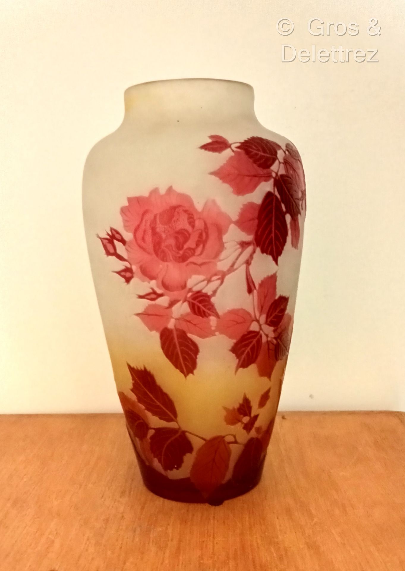 Null (E) E156-古董画LISSEMENT GALLE

多层玻璃柱形花瓶，酸蚀装饰的盛开的玫瑰花枝。

签名

高度：26厘米高度：26厘米

磨损&hellip;