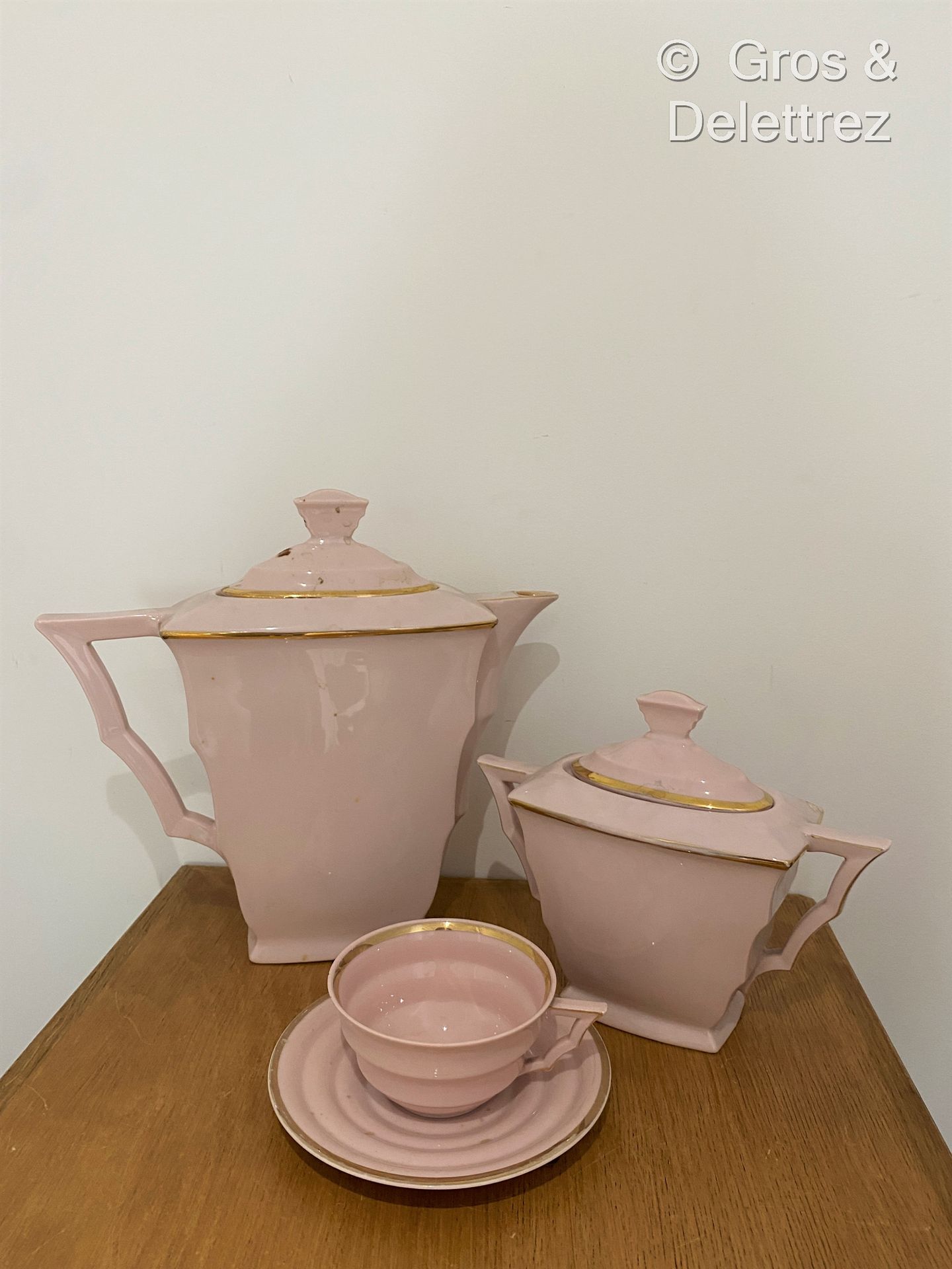 Null (E) MORITZ ZDEKAUER 

Service à thé en porcelaine émaillée rose réhaussée d&hellip;