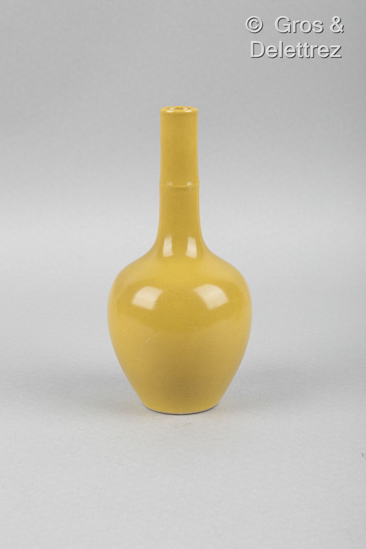 (E) Chine, Xxe siècle 
Vase en porcelaine émaillée jaune, à col annelé 
H. 18,8 &hellip;