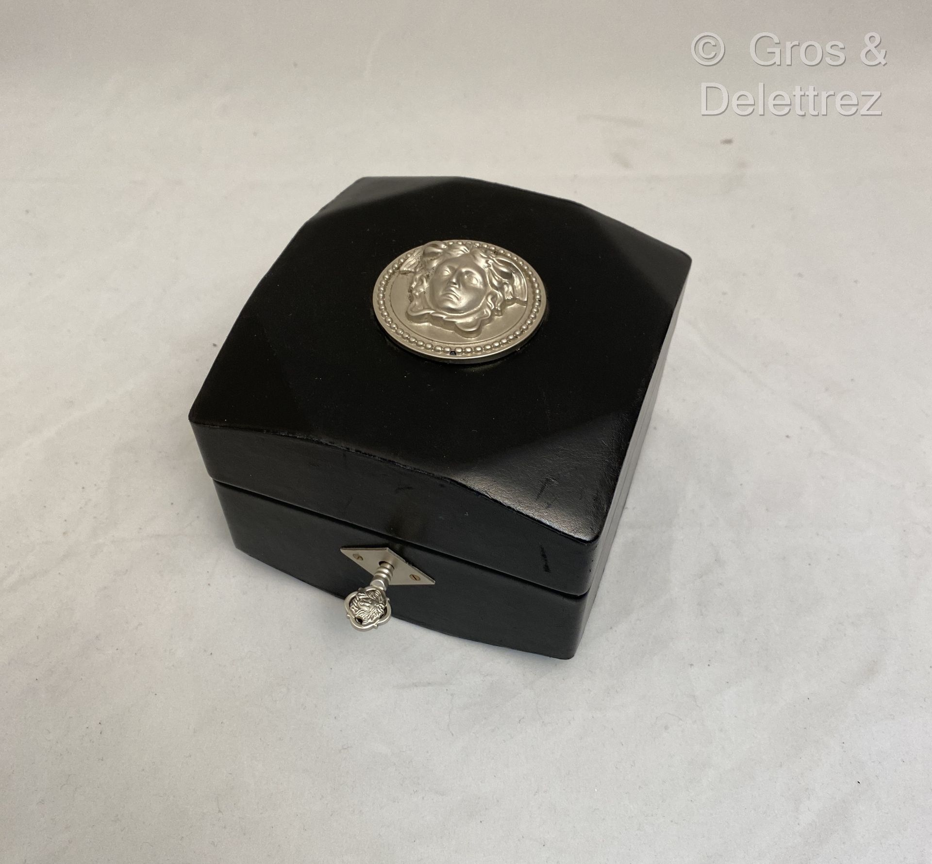 Null GIANNI VERSACE 小珠宝盒 12 x 12 x 8.5厘米，黑色皮革，盖子上有银色树脂水母头，黑色天鹅绒内壁，有钥匙。BE (轻微磨损，有&hellip;