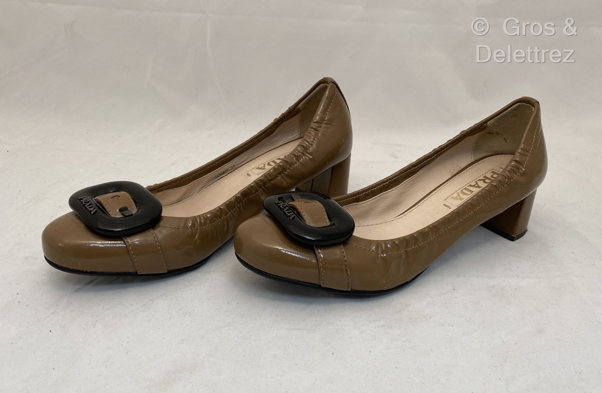 Null PRADA Paar Ballerinas mit Absatz aus taupefarbenem Lackleder, Obermaterial &hellip;