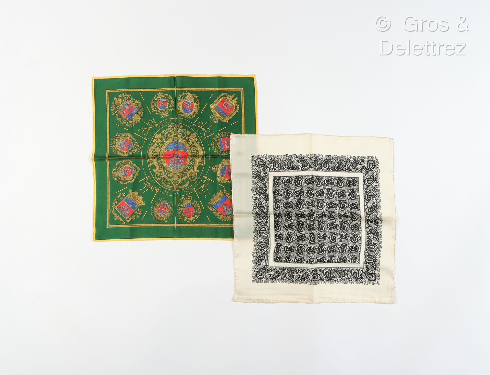 Null HERMÈS巴黎制造 - 一套两个丝质斜纹布袋，一个印有 "Les Armes de Paris "字样，绿色背景，黄色边框，另一个印有佩斯利图案，赤&hellip;