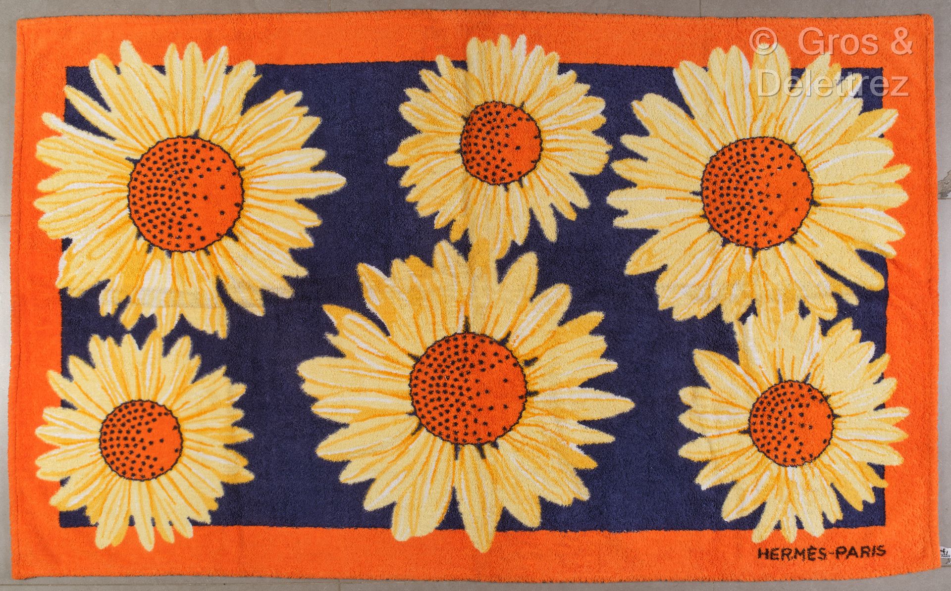 Null HERMES Paris 法国制造 - 纯棉毛圈沙滩巾，印有海军背景的向日葵图案，边缘为橙色。状况良好（略有磨损）。