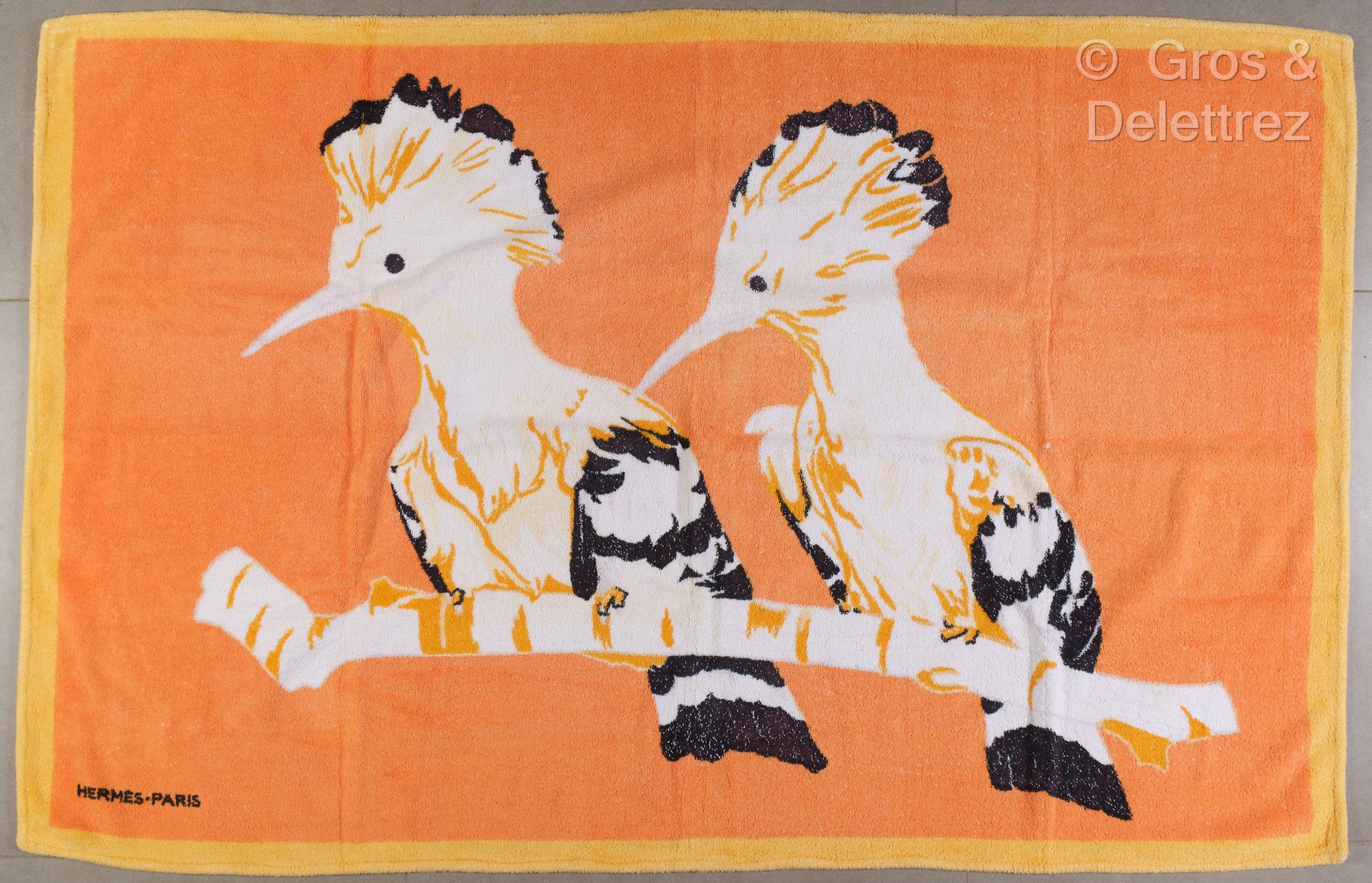 Null HERMÈS Paris 法国制造 - 毛圈棉沙滩巾，印有橙色和黄色的胡伯鸟图案。状况良好（小污点，轻微磨损）