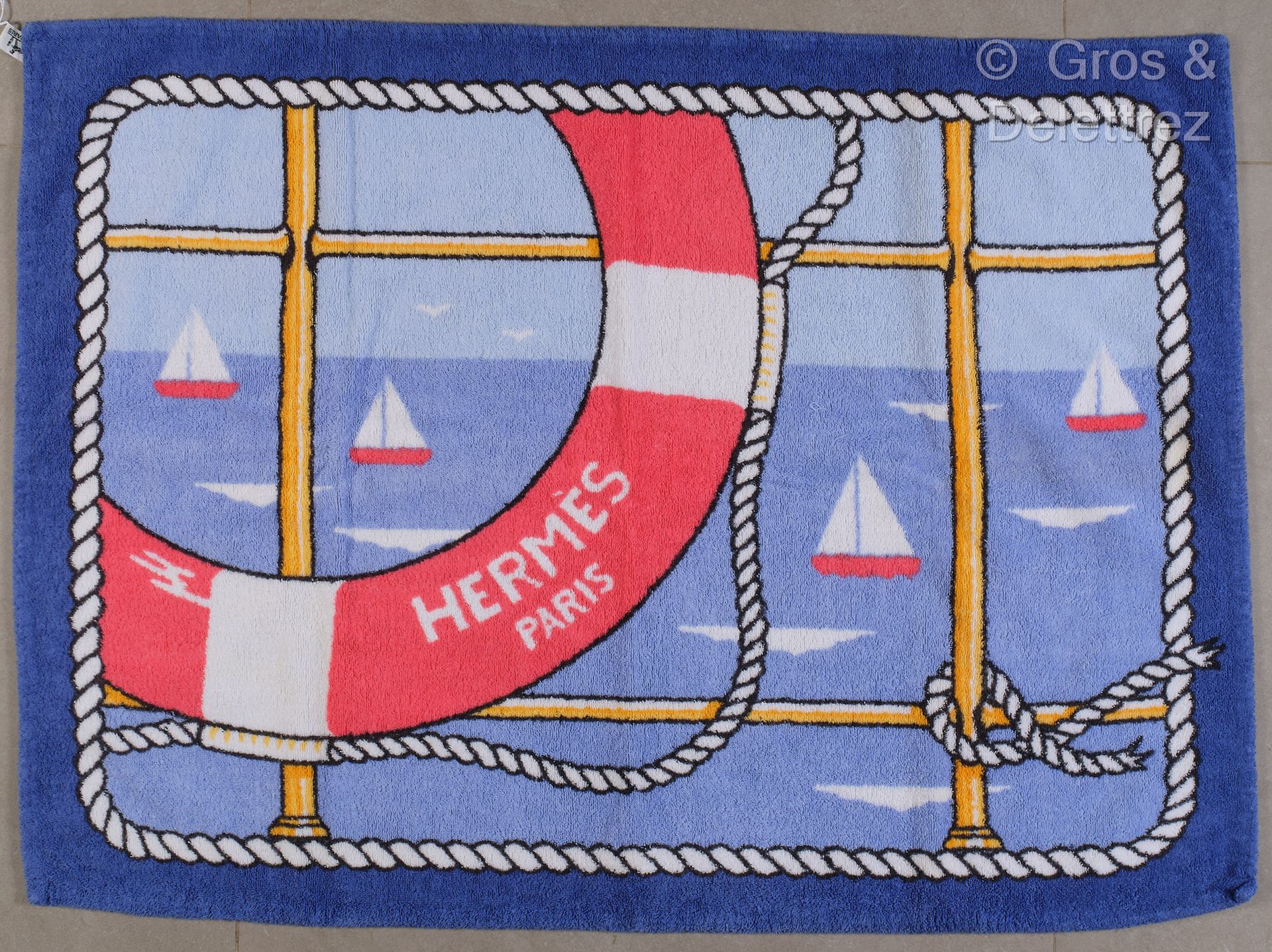 Null HERMES Paris 法国制造 - 棉质毛圈浴垫，蓝色背景上有浮标和海景图案。状况良好（略有痕迹）