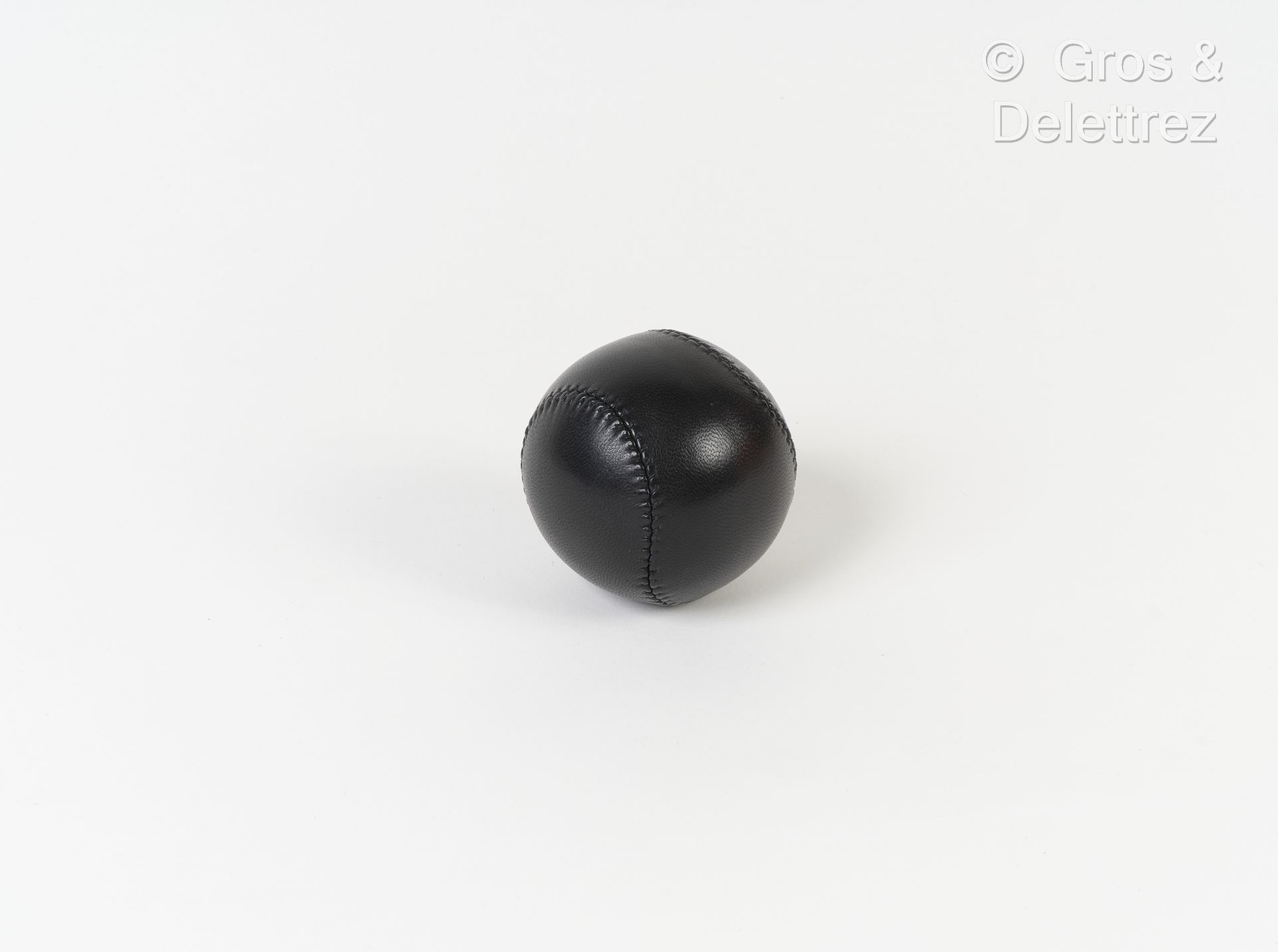 Null HERMES Paris - Balle de baseball en cuir noir.