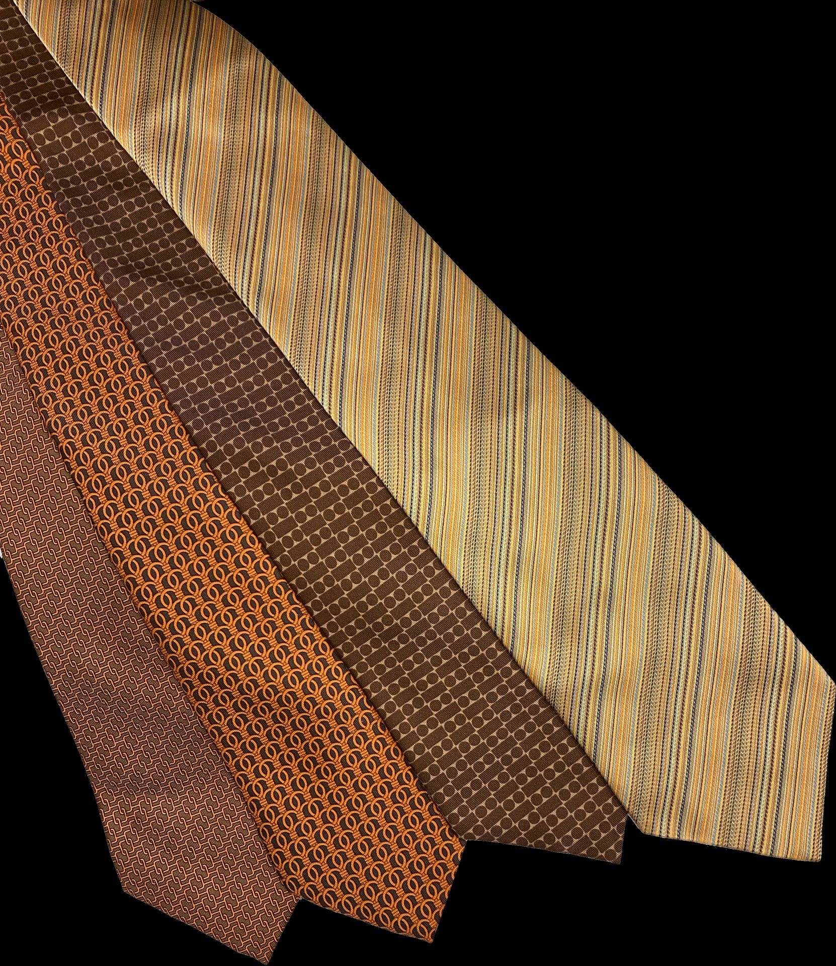 Null HERMES Paris 法国制造- 一套四条领带，丝质斜纹布，印有橙色和棕色的色调（污渍）。