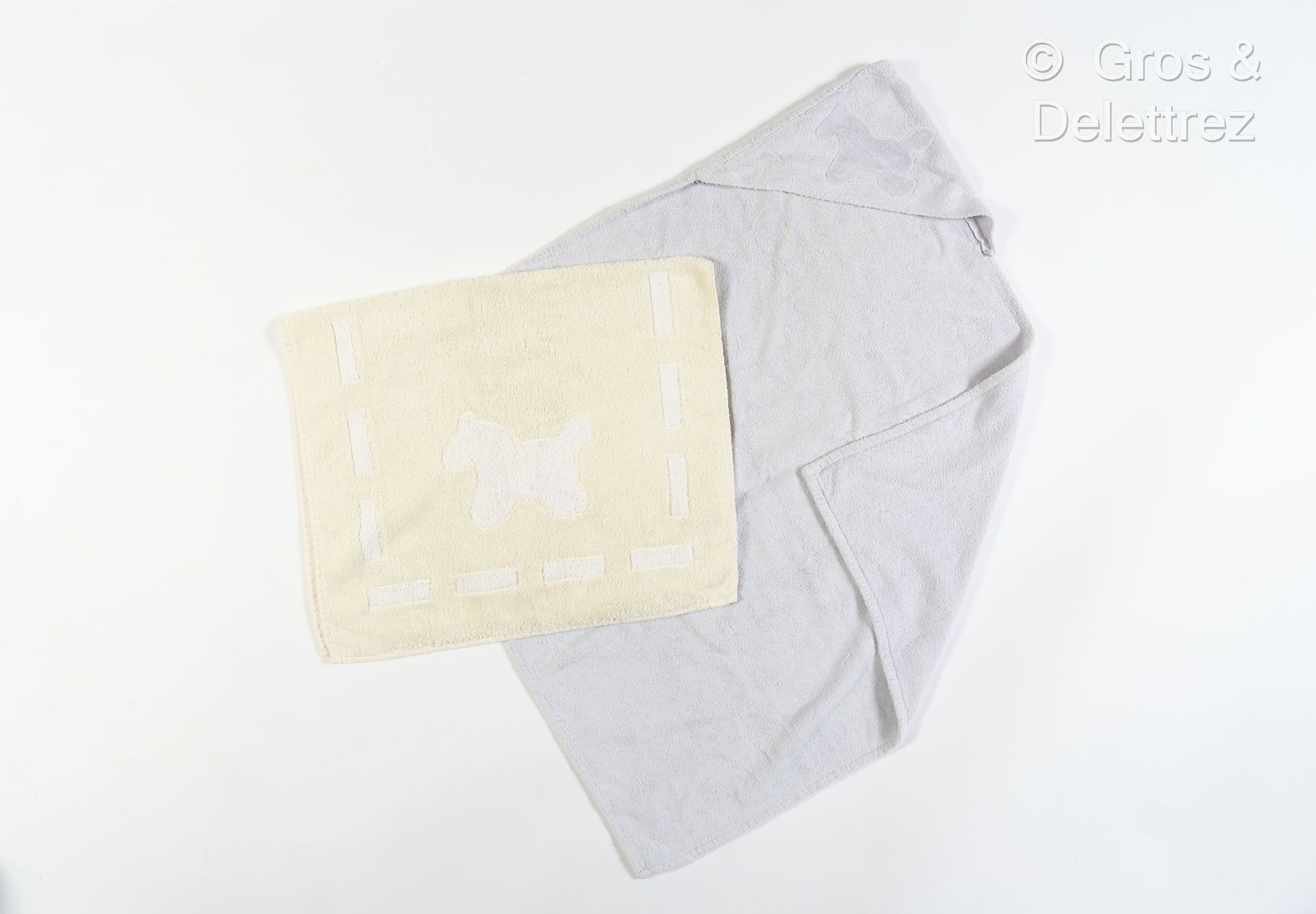 Null HERMES巴黎儿童系列 - 套装包括一条有马图案的黄色纯棉毛圈浴巾（状态良好），以及两条蓝天纯棉毛圈浴巾。拉出的线