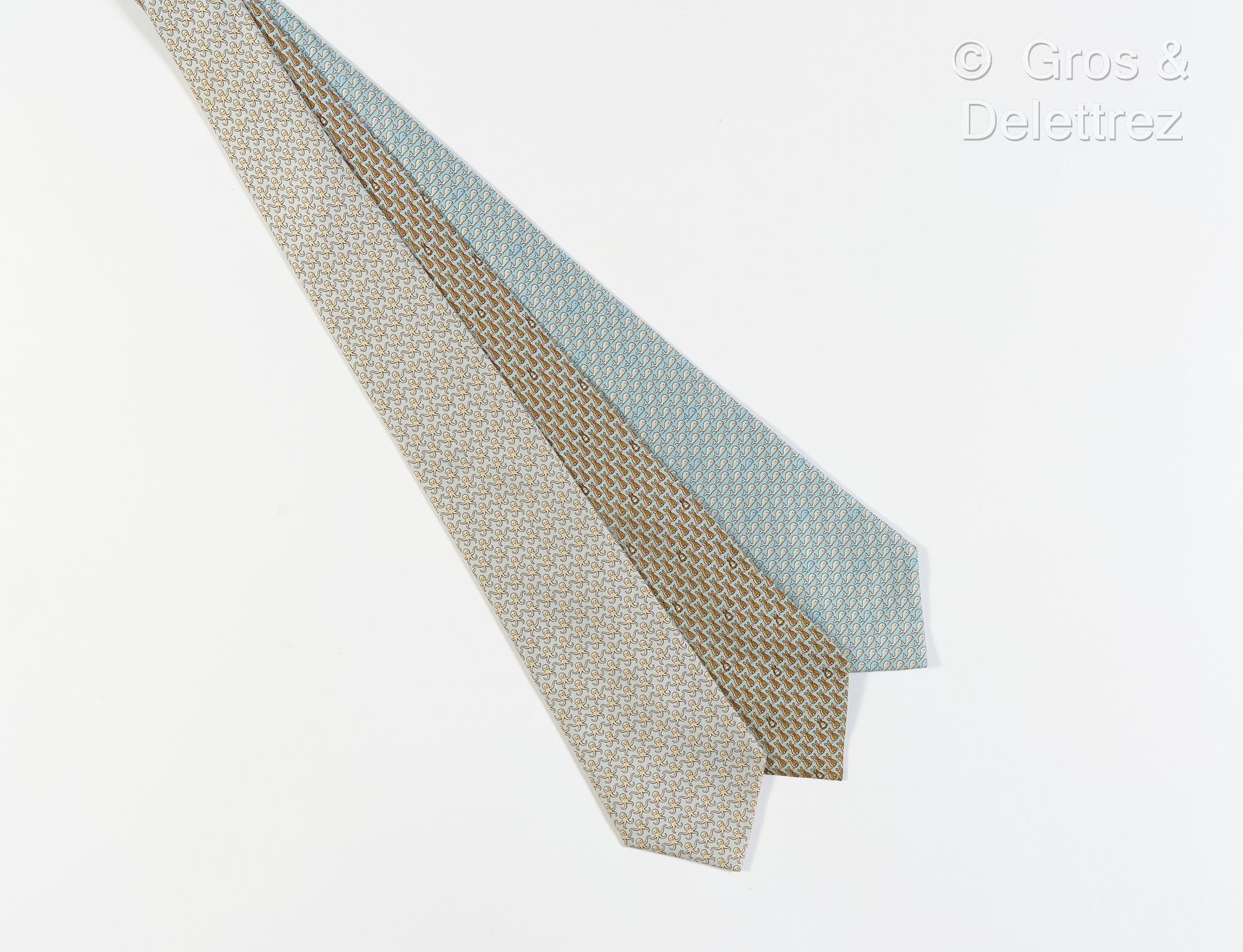 Null HERMÈS Paris - Lot composé de trois cravates en twill de soie imprimé, une &hellip;